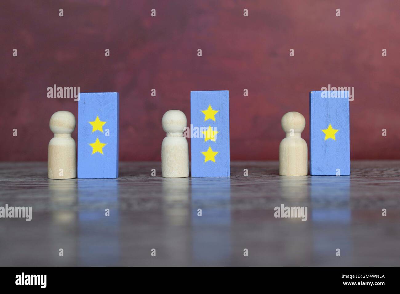 Bambole in legno e icona a stella. Concetto di analisi annuale delle prestazioni, valutazione, valutazione dei dipendenti Foto Stock