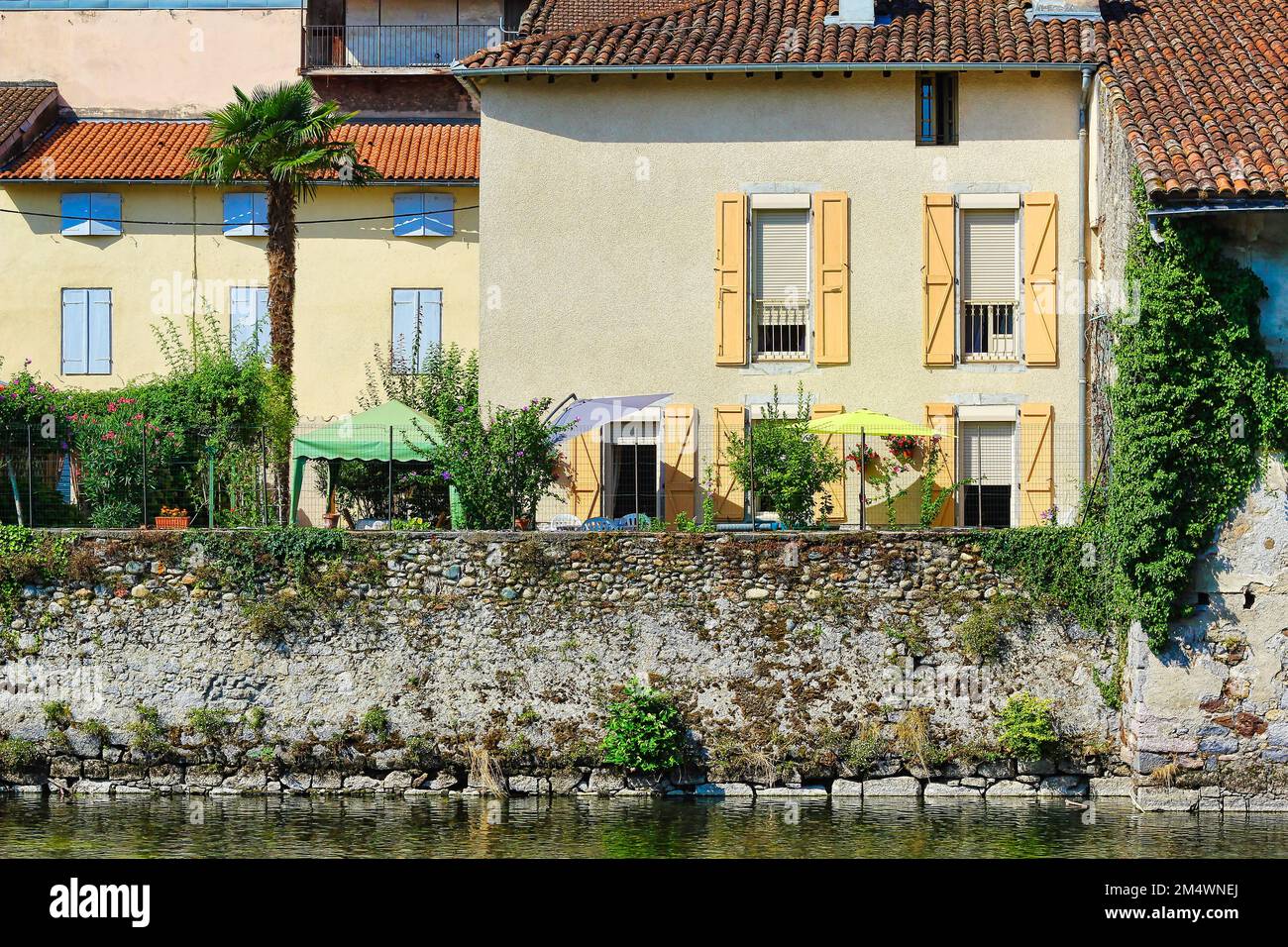 Case sul fiume nella città di Saint-Girons in Ariege, Midi-Pirenei, Francia Foto Stock