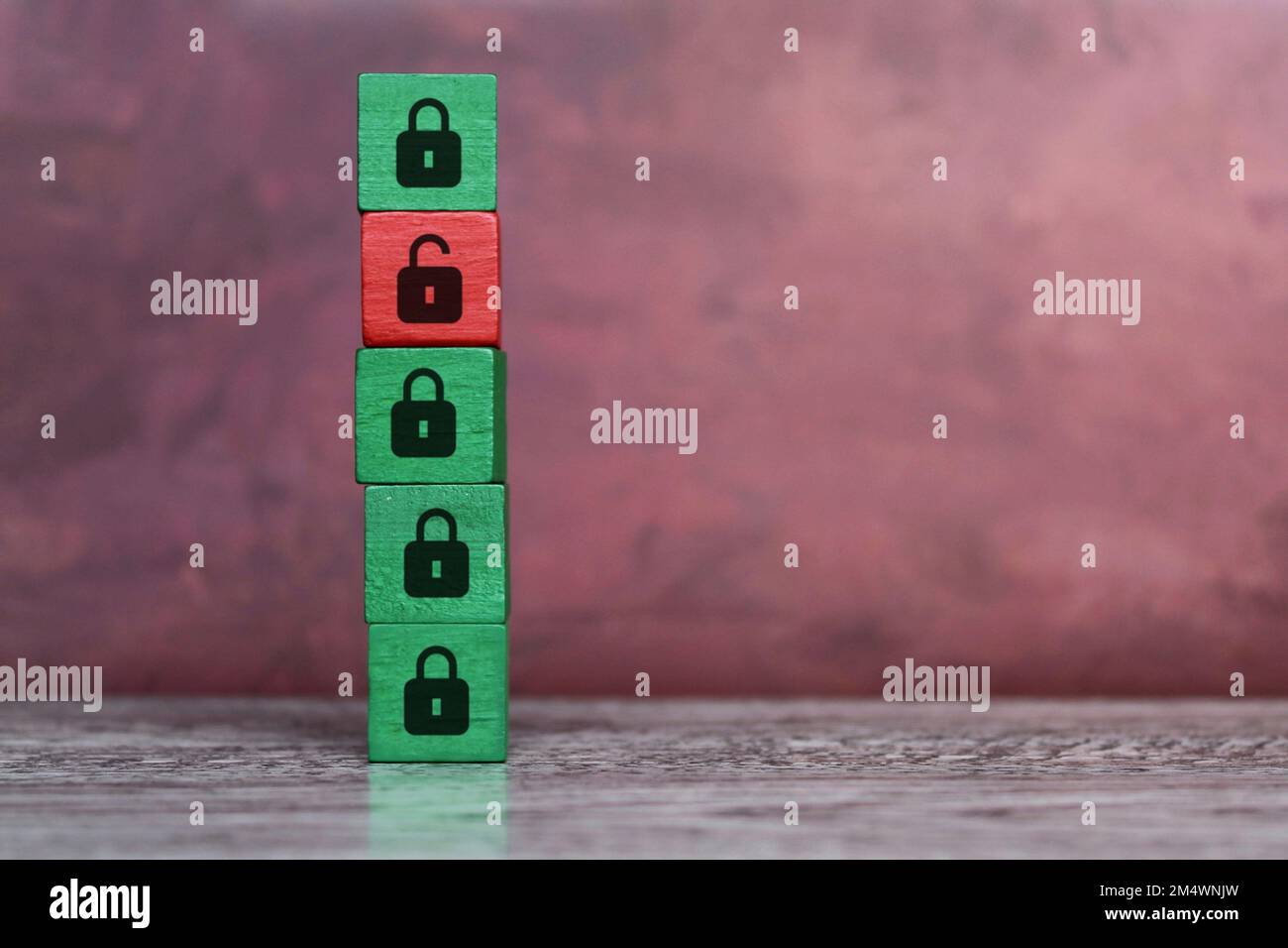 Blocco e sblocco dell'icona del lucchetto. Concetto di violazione della sicurezza, attacco di hacker, perdita di dati accesso non autorizzato Foto Stock