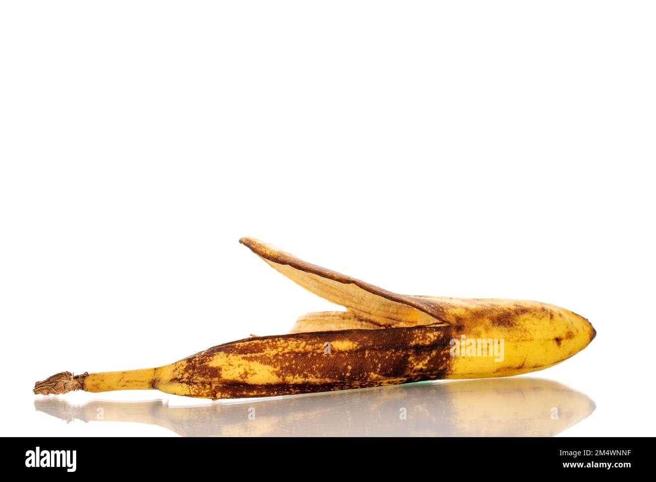 Una banana, macro, isolata su sfondo bianco. Foto Stock