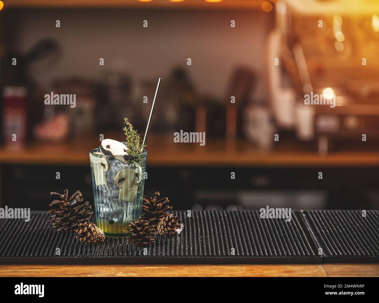 Bevanda natalizia. Bevanda rinfrescante fredda o bevanda con ghiaccio cubico Foto Stock