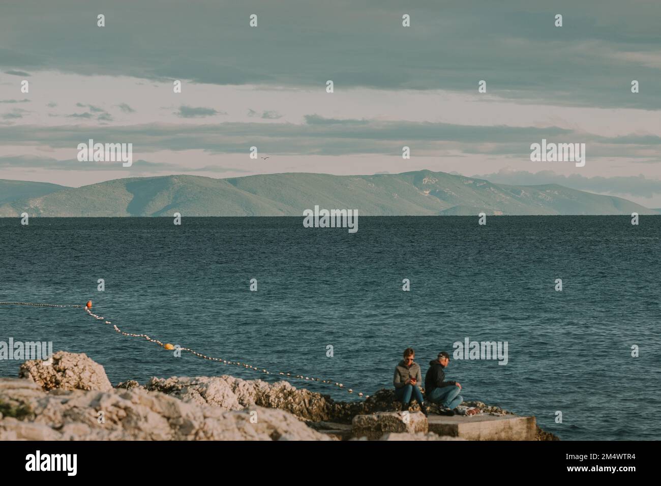 Coppia che si gode un po 'di tempo da solo vicino al mare Foto Stock