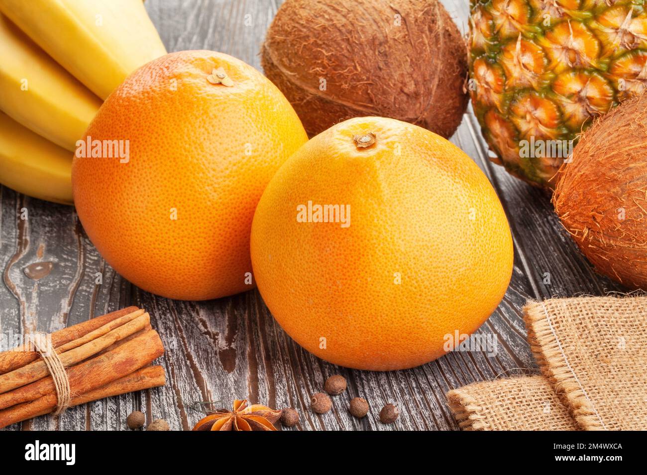 gruppo di pompelmo su sfondo legno Foto Stock
