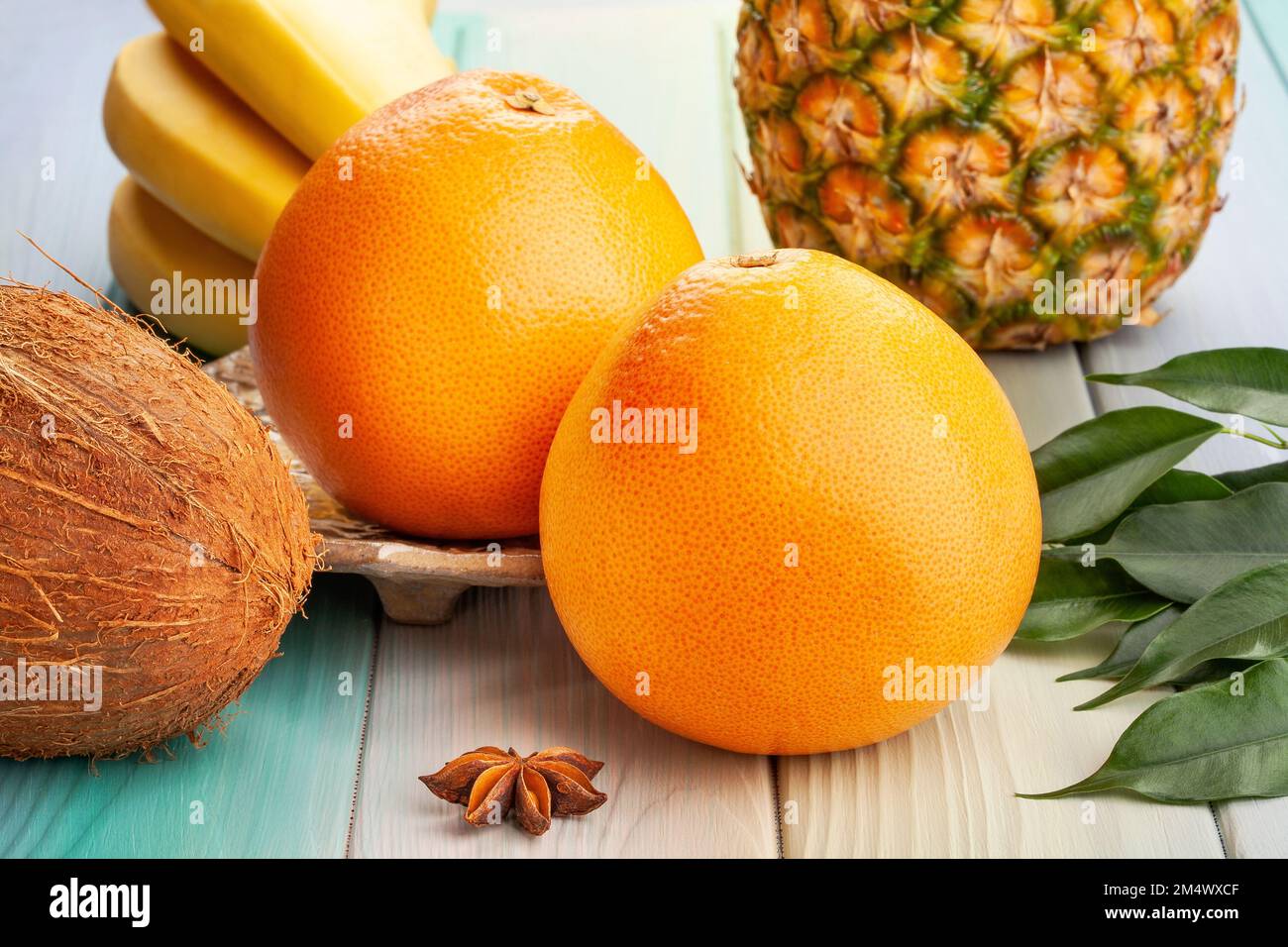 gruppo di pompelmo su sfondo legno Foto Stock