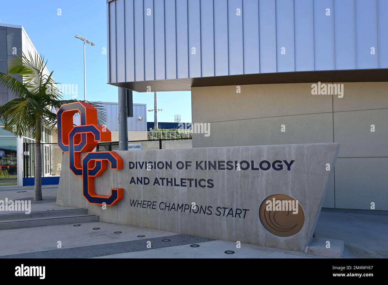 COSTA MESA, CALIFORNIA - 19 DEC 2022: La Divisione di Kinesiologia e Atletica nel campus dell'Orange Coast College, OCC. Foto Stock