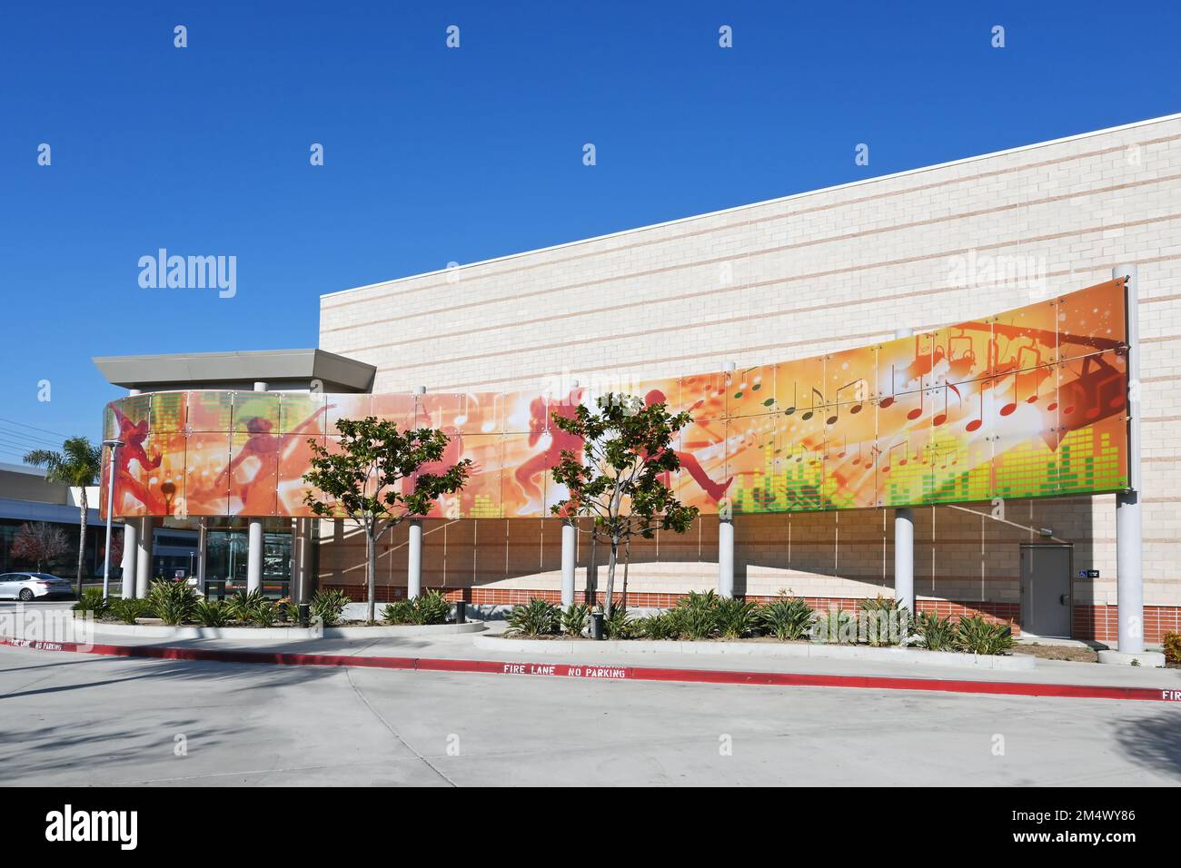 COSTA MESA, CALIFORNIA - 19 DEC 2022: Il centro delle arti dello spettacolo della scuola superiore di Costa Mesa. Foto Stock