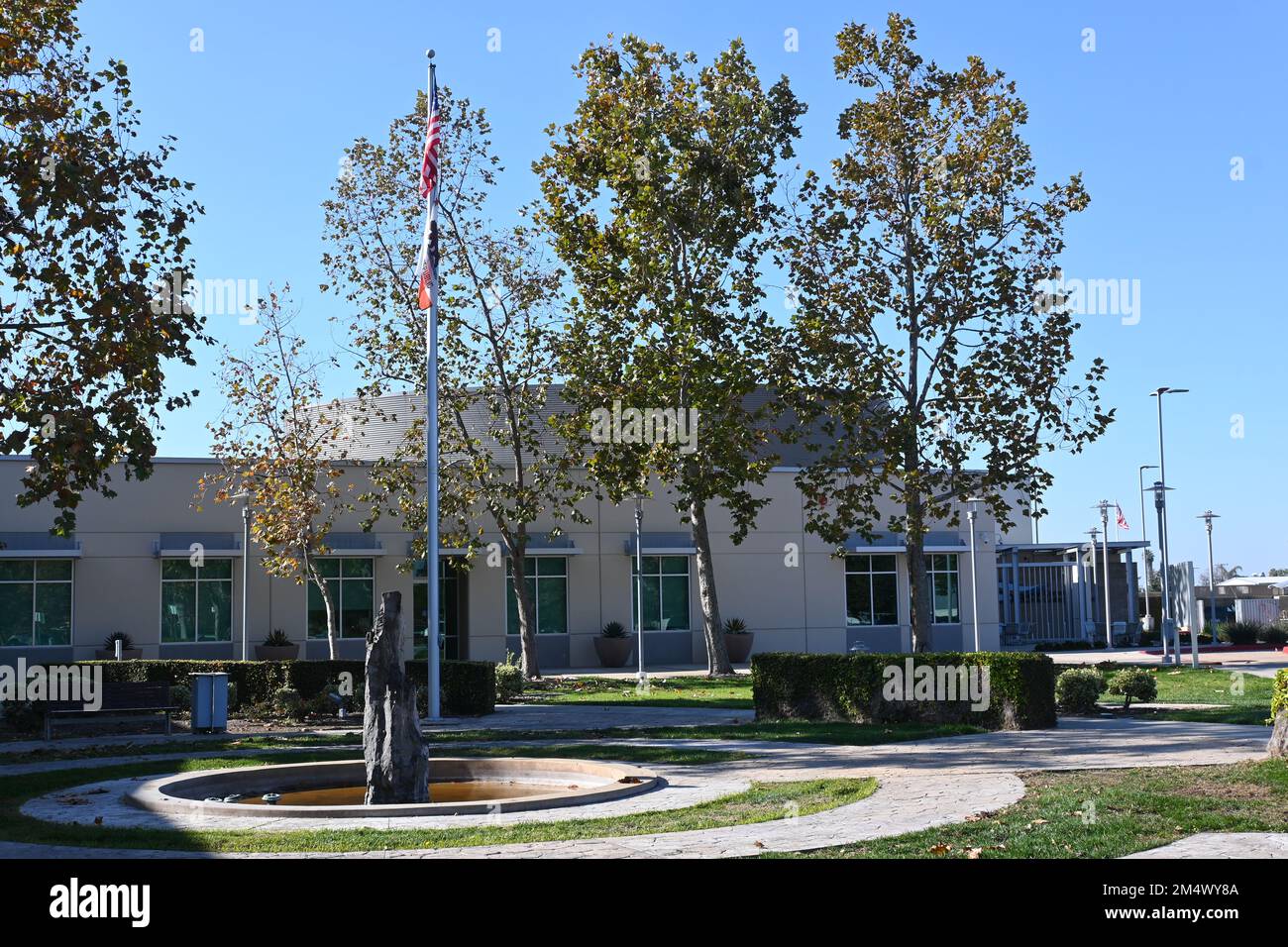 COSTA MESA, CALIFORNIA - 19 DEC 2022: Coast Community College District uffici, un distretto multi-college che include Coastline Community College, Go Foto Stock