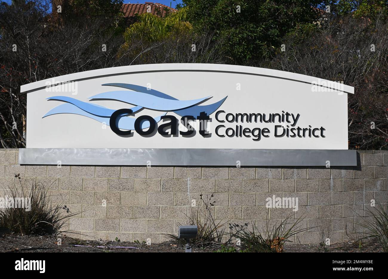 COSTA MESA, CALIFORNIA - 19 DEC 2022: Cartello a Coast Community College District, un quartiere multi-college che include Coastline Community College, Go Foto Stock