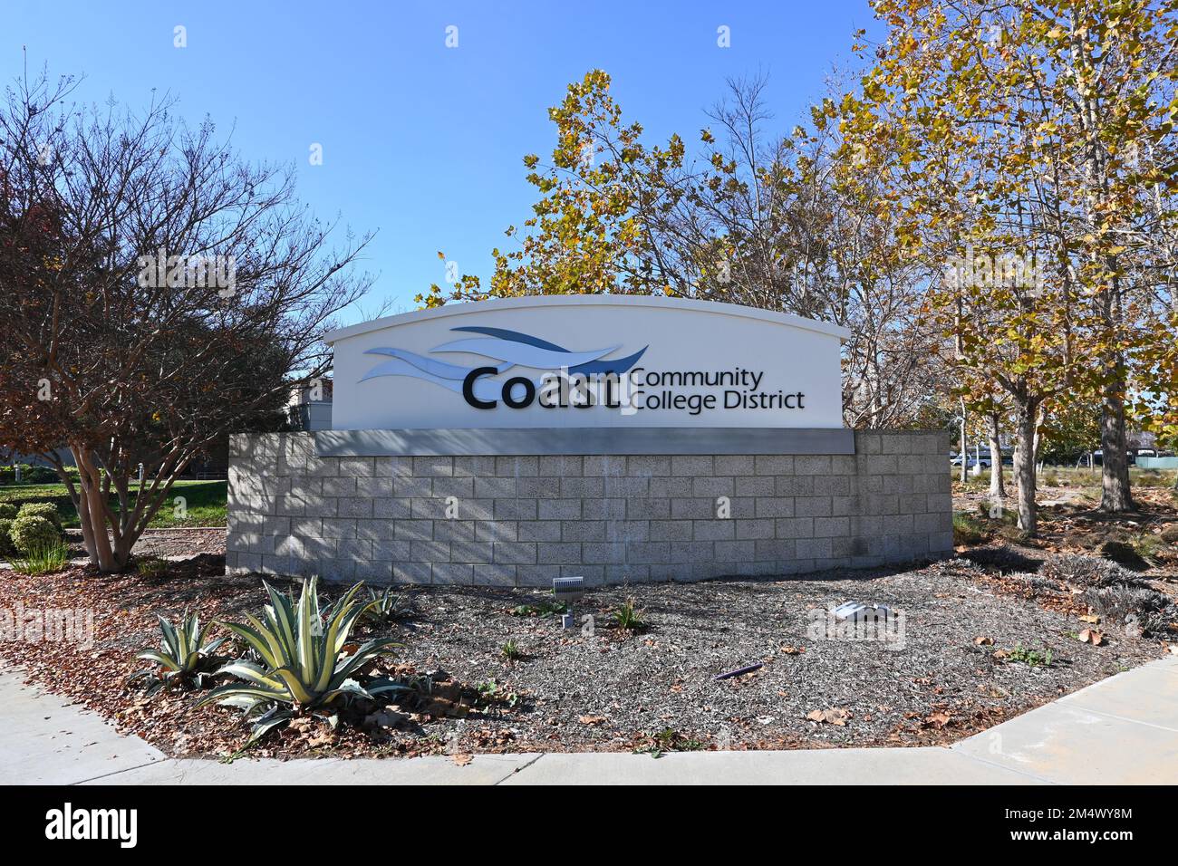 COSTA MESA, CALIFORNIA - 19 DEC 2022: Cartello a Coast Community College District, un quartiere multi-college che include Coastline Community College, Go Foto Stock