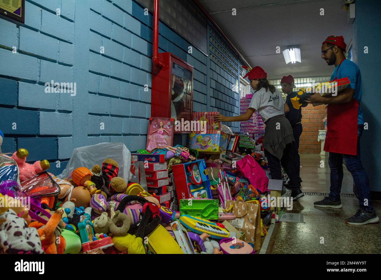 Santa in the Streets (Santa en las calles), dopo 2 anni di non poter celebrare questo progetto di solidarietà che fornisce momenti di felicità Foto Stock