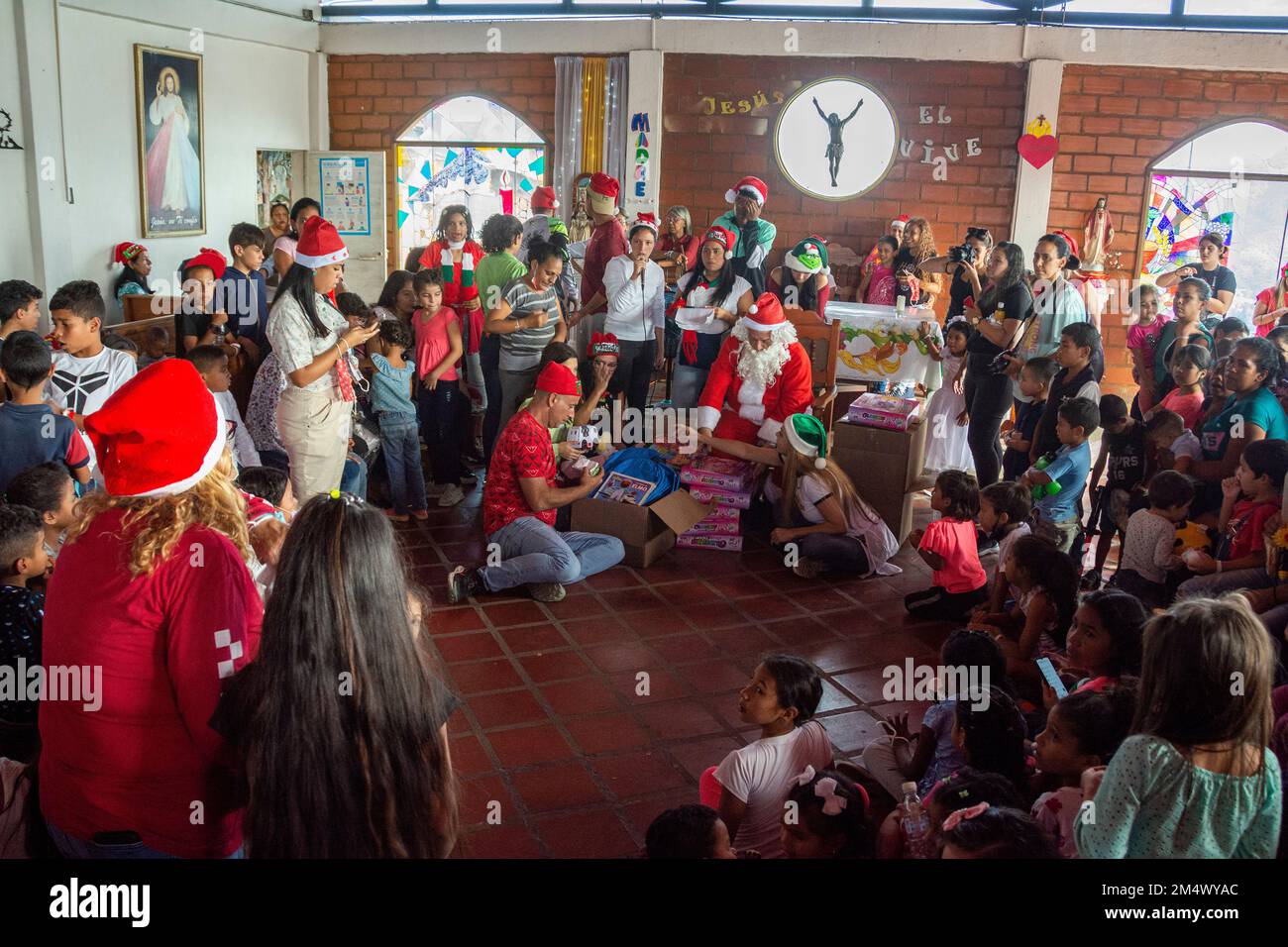 Santa in the Streets (Santa en las calles), dopo 2 anni di non poter celebrare questo progetto di solidarietà che fornisce momenti di felicità Foto Stock