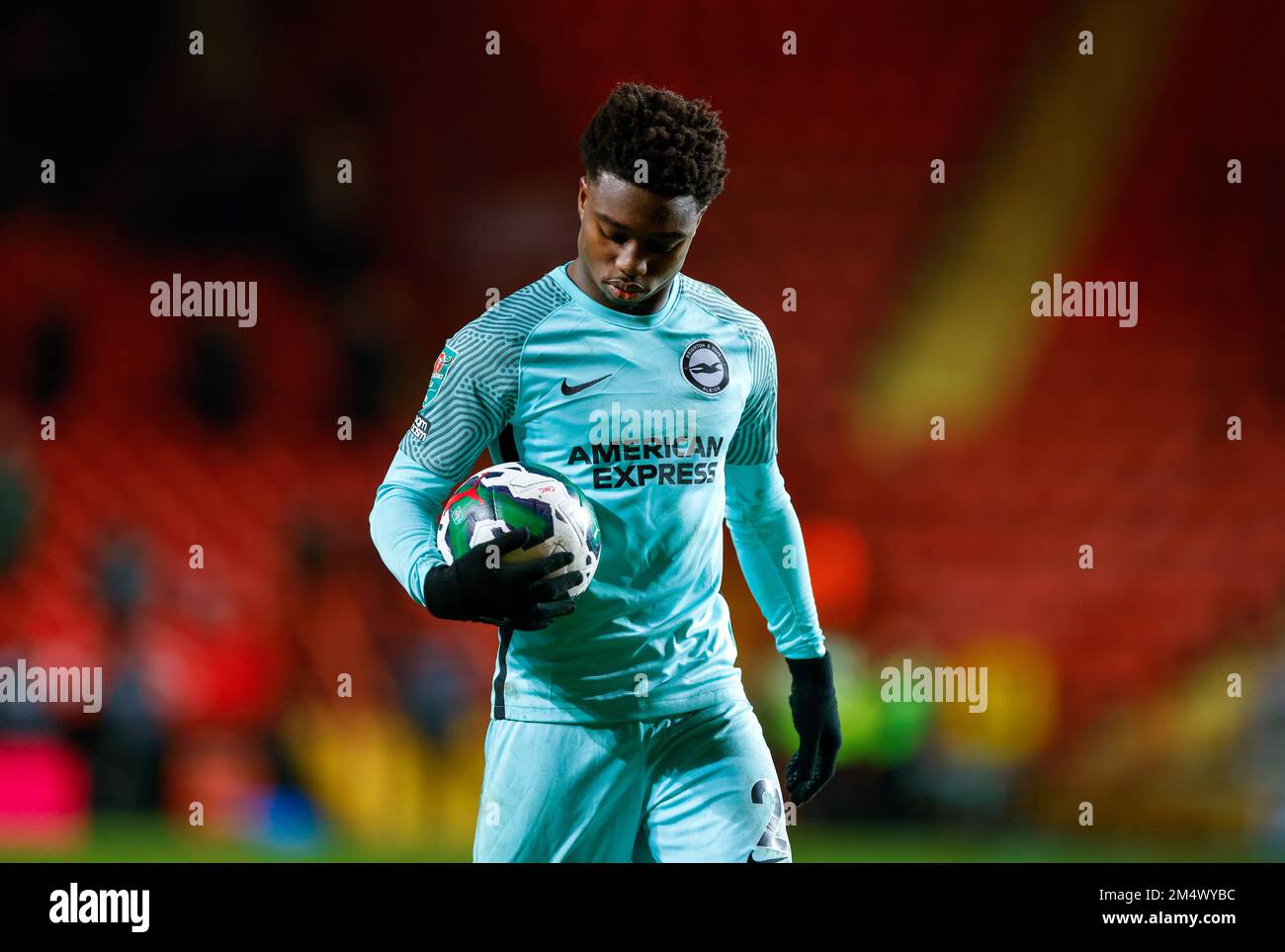Brighton e Hove Albion's Tariq Lamptey nel calcio di rigore durante la partita della Carabao Cup del quarto turno alla Valley, Londra. Data immagine: Mercoledì 21 dicembre 2022. Foto Stock