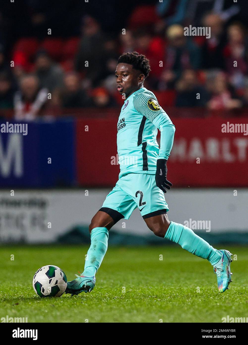 Tariq Lamptey di Brighton e Hove Albion in azione durante la quarta partita della Carabao Cup a The Valley, Londra. Data immagine: Mercoledì 21 dicembre 2022. Foto Stock