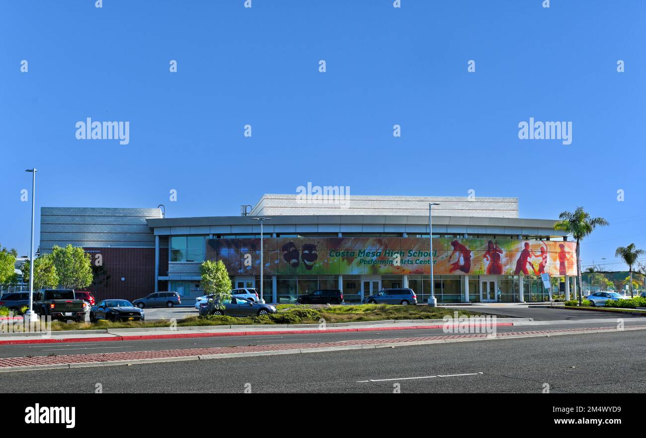 COSTA MESA, CALIFORNIA - 19 DEC 2022: Edificio del centro di arti dello spettacolo della High School di Costa Mesa. Foto Stock