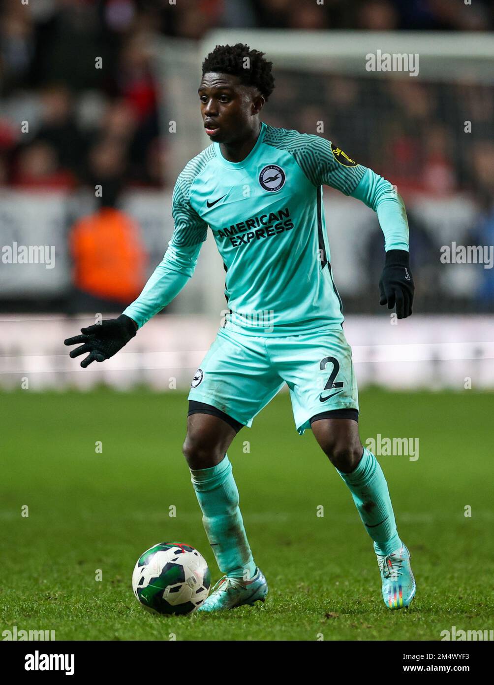 Tariq Lamptey di Brighton e Hove Albion in azione durante la quarta partita della Carabao Cup a The Valley, Londra. Data immagine: Mercoledì 21 dicembre 2022. Foto Stock