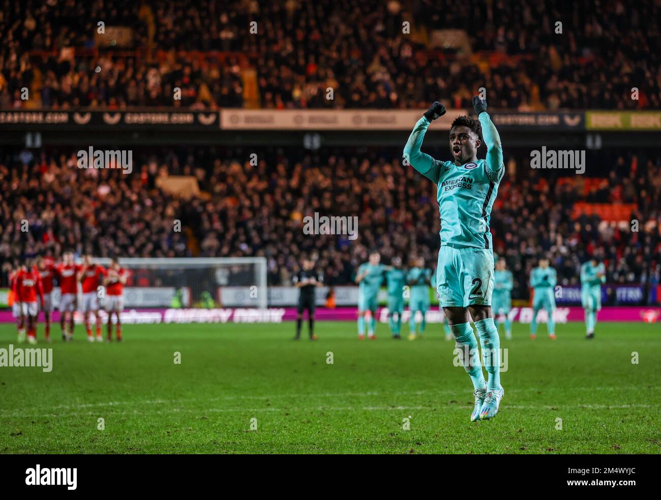 Tariq Lamptey di Brighton e Hove Albion festeggia nel calcio di punizione durante il quarto round della Carabao Cup a The Valley, Londra. Data immagine: Mercoledì 21 dicembre 2022. Foto Stock