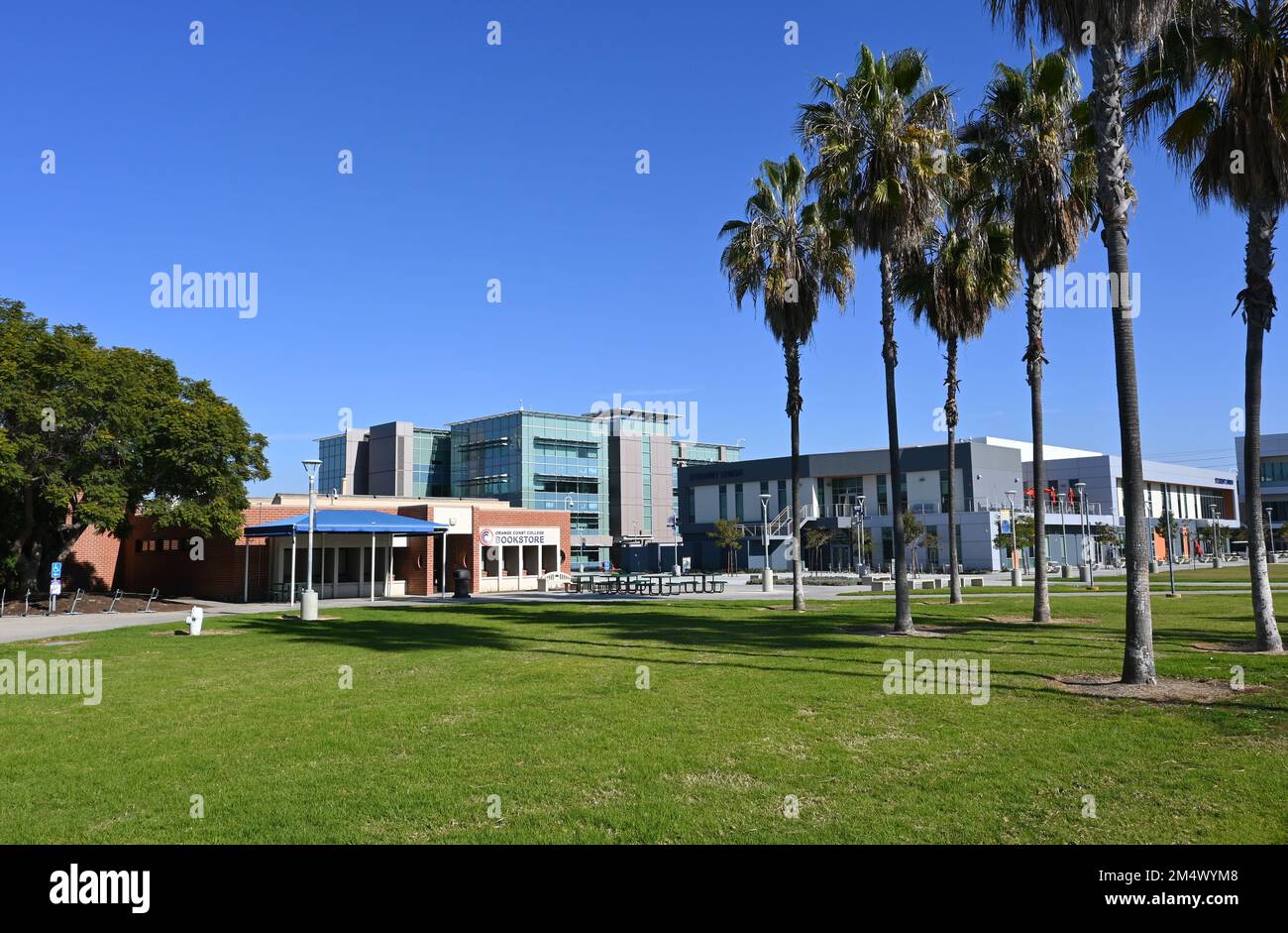 COSTA MESA, CALIFORNIA - 19 DEC 2022: Main Quad con la libreria, Unione studenti e Watson Hall sul campus dell'Orange Coast College, OCC. Foto Stock