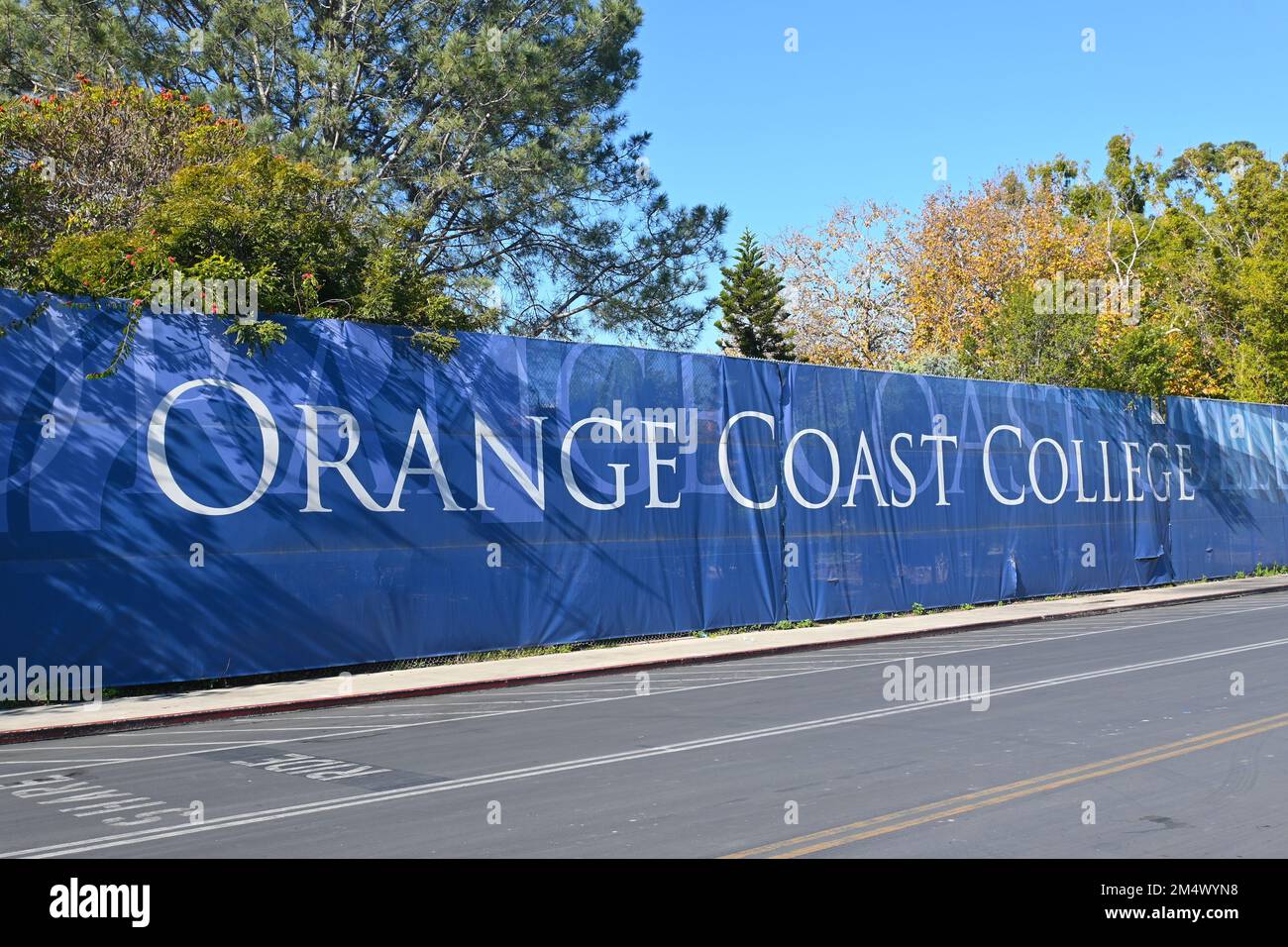 COSTA MESA, CALIFORNIA - 19 DEC 2022: Bandiera dell'Orange Coast College al Giardino dell'orticoltura sul Campus dell'Orange Coast College, OCC. Foto Stock