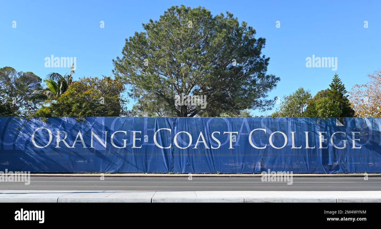 COSTA MESA, CALIFORNIA - 19 DEC 2022: Bandiera dell'Orange Coast College al Giardino dell'orticoltura sul Campus dell'Orange Coast College, OCC. Foto Stock
