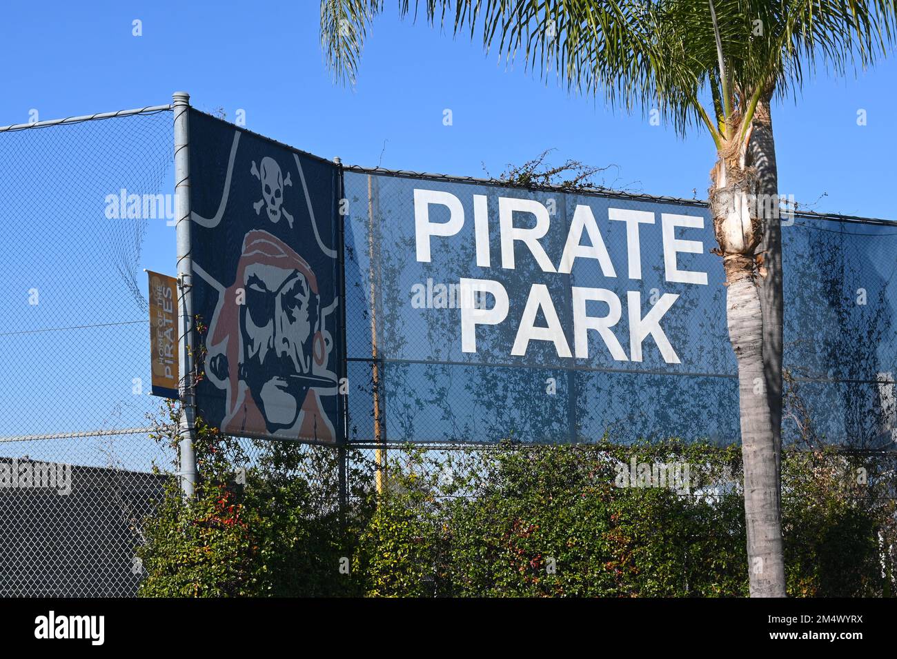 COSTA MESA, CALIFORNIA - 19 DEC 2022: Bandiera del Parco dei pirati sulla recinzione all'esterno dello stadio di baseball sul Campus dell'Orange Coast College, OCC. Foto Stock
