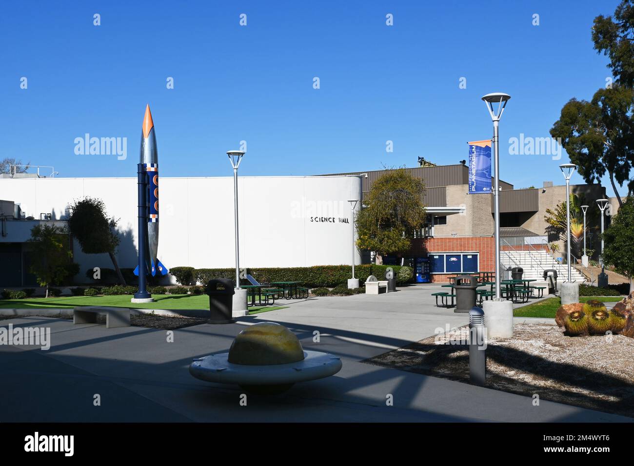 COSTA MESA, CALIFORNIA - 19 DEC 2022: The Science Hall and Rocket Model on the Campus of Orange Coast College, OCC. Foto Stock