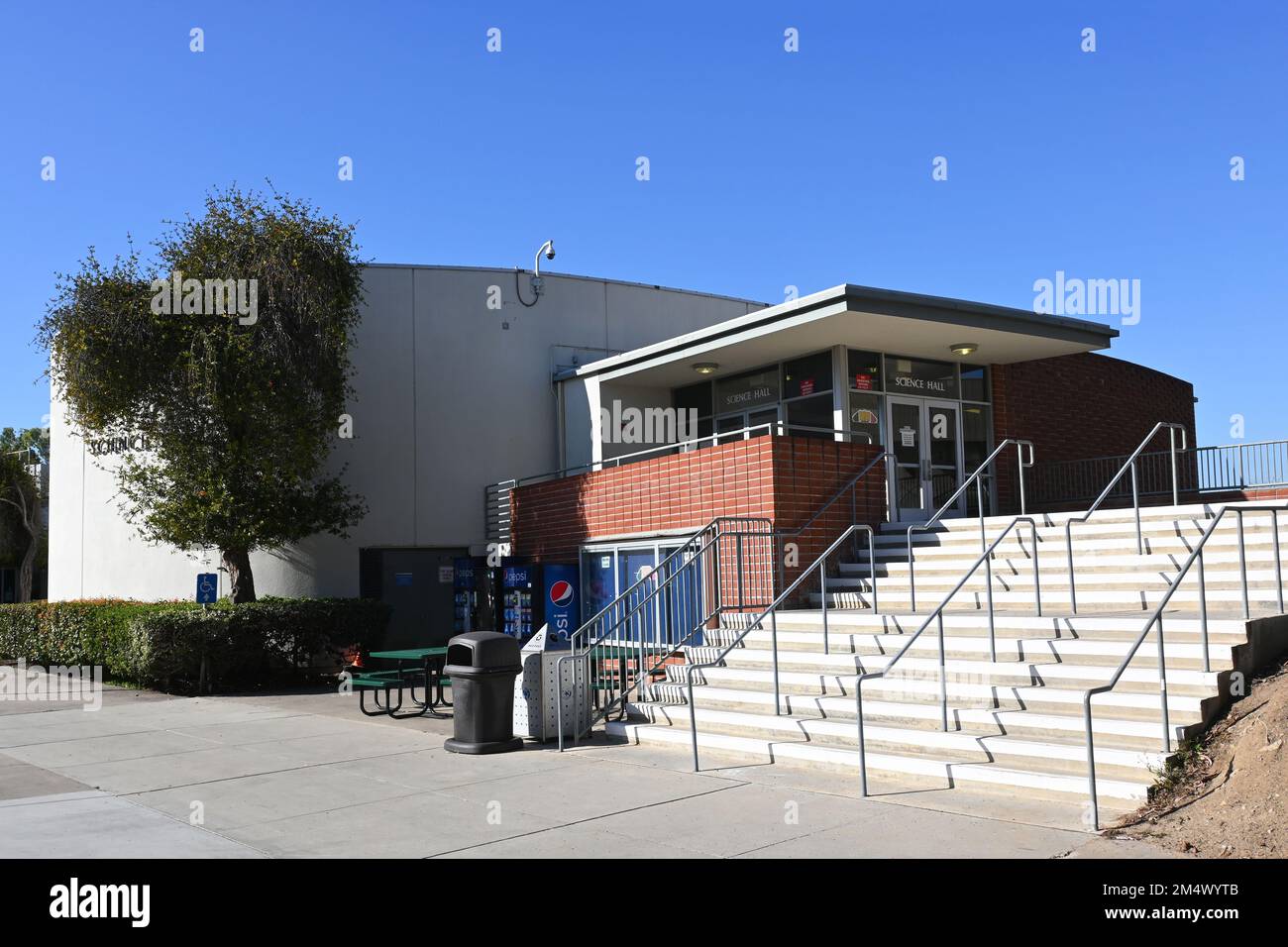 COSTA MESA, CALIFORNIA - 19 DEC 2022: The Science Hall on the Campus of Orange Coast College, OCC. Foto Stock
