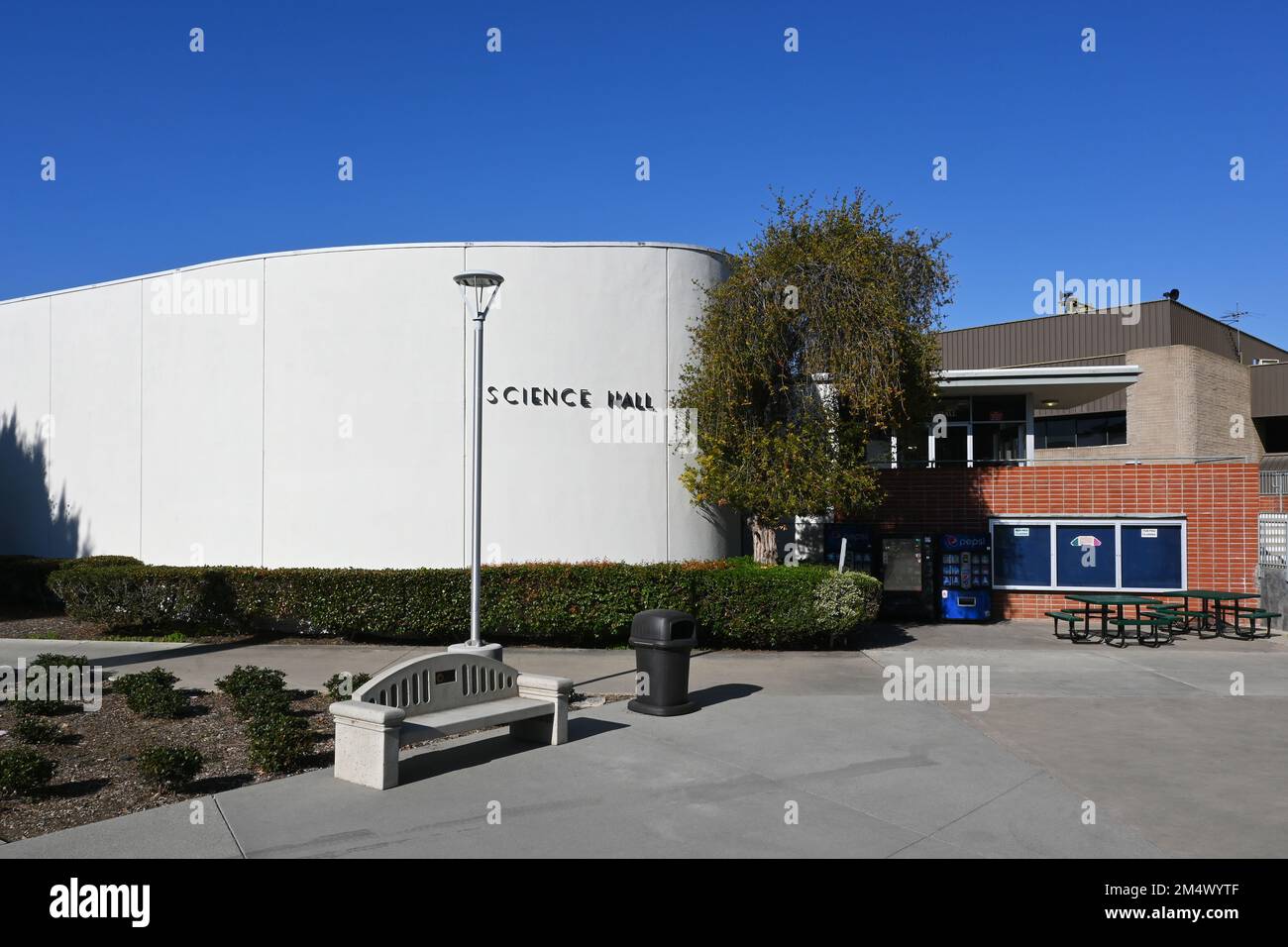 COSTA MESA, CALIFORNIA - 19 DEC 2022: The Science Hall on the Campus of Orange Coast College, OCC. Foto Stock