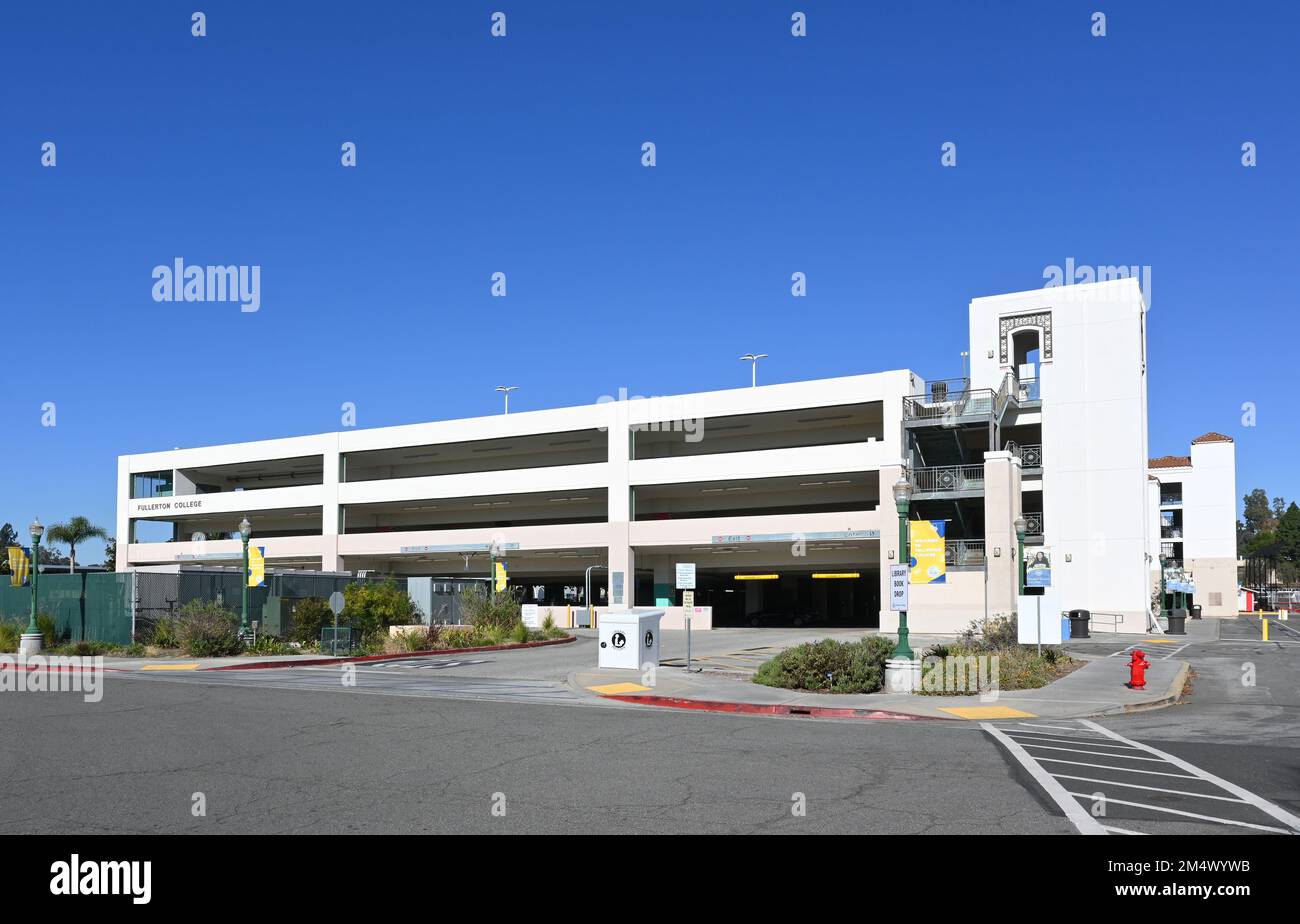 FULLERTON, CALIFORNIA - 21 DEC 2022: Struttura di parcheggio sul campus del Fullerton College, il più antico college comunitario in funzionamento continuo in California Foto Stock