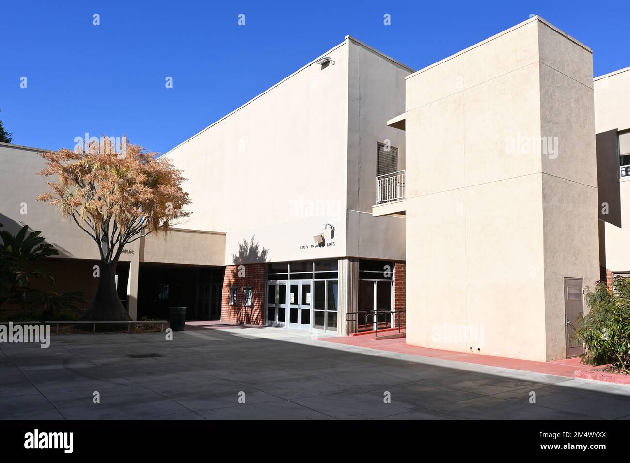 FULLERTON, CALIFORNIA - 21 DEC 2022: The Theater Arts Building sul campus del Fullerton College, il più antico college comunitario in continua operatio Foto Stock