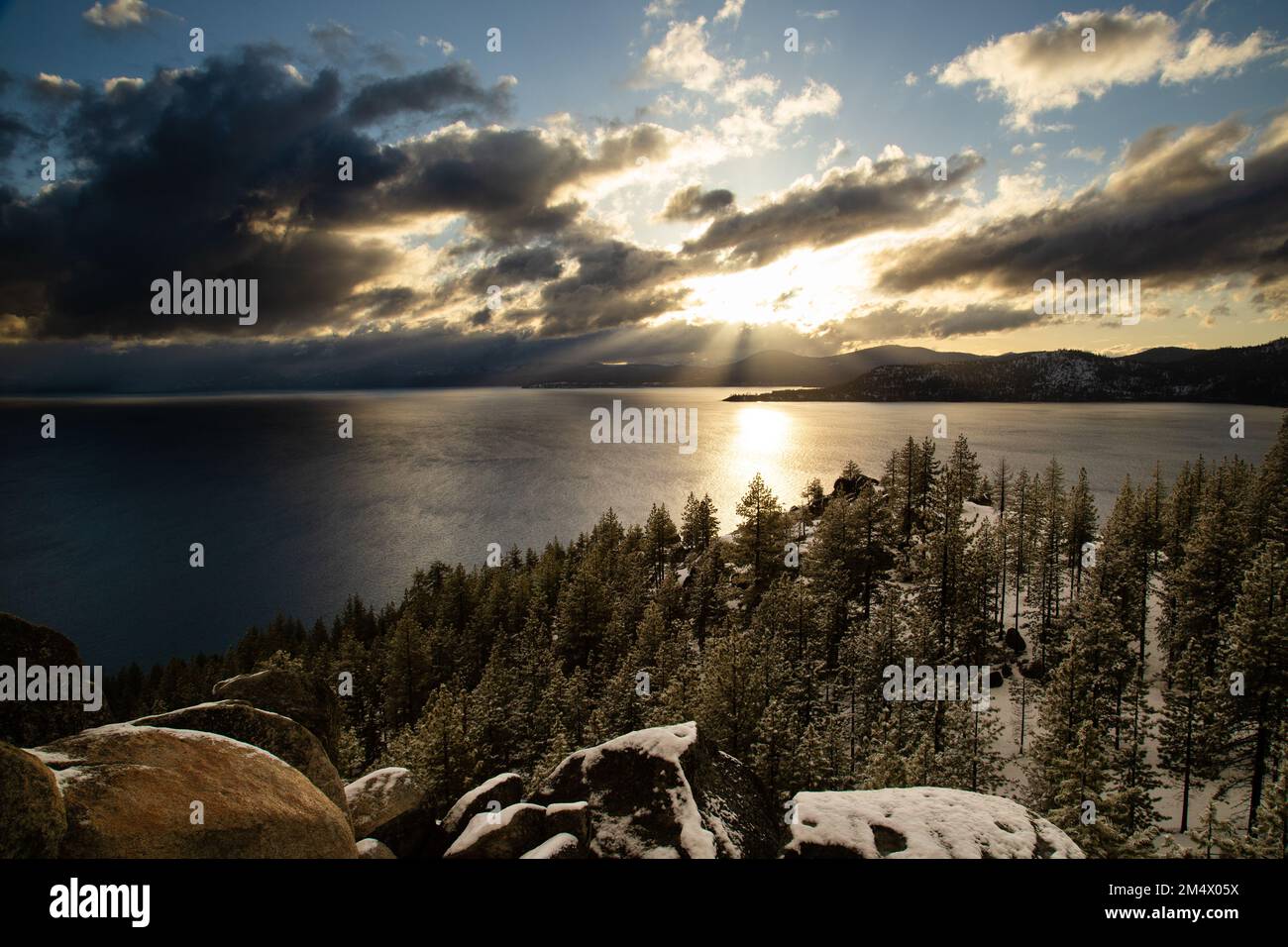 Alba paesaggio lungo il lago Tahoe durante una bella mattinata - Sunrise Lake Tahoe, California Foto Stock Alba paesaggio lungo il lago Tahoe durante una bella mattinata - Sunrise Lake Tahoe, California Foto Stock