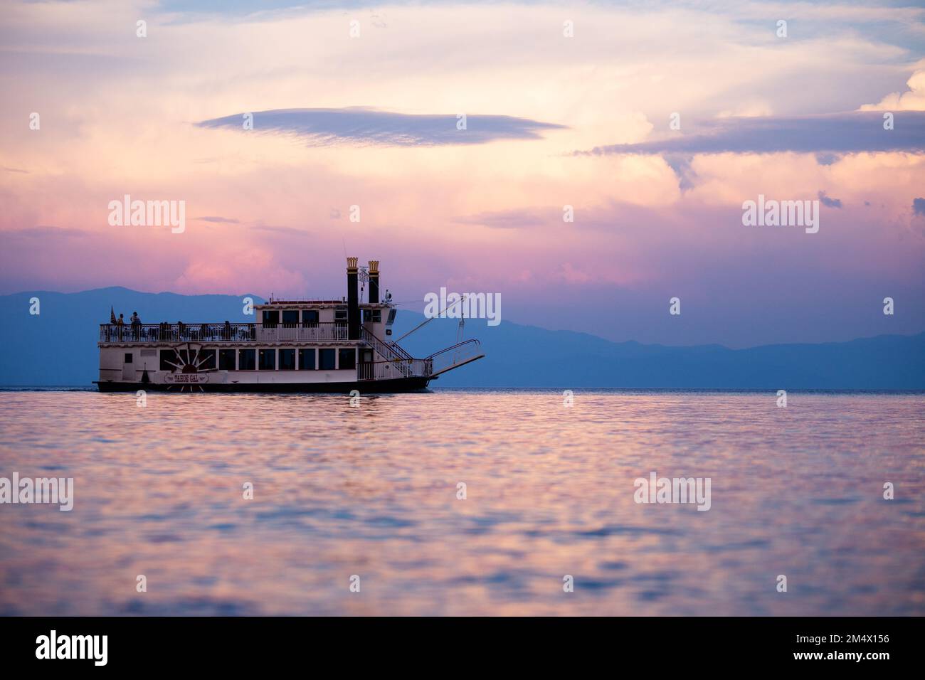 Paddle Boat durante il tramonto - il Tahoe Gal è uno storico battello a pale per i turisti sul lago Tahoe. Lago Tahoe, California Foto Stock Paddle Boat durante il tramonto - il Tahoe Gal è uno storico battello a pale per i turisti sul lago Tahoe. Lago Tahoe, California Foto Stock