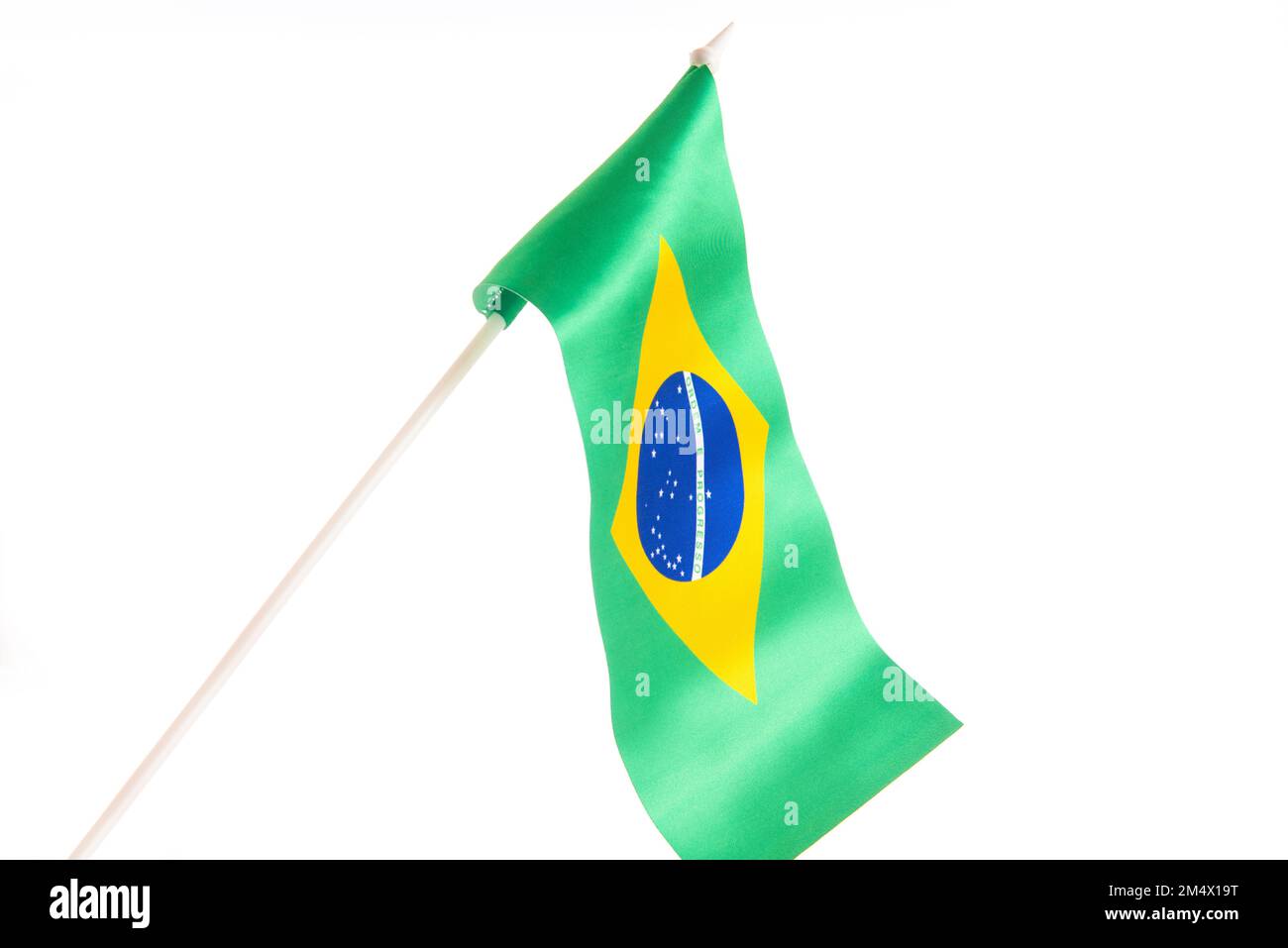 La bandiera brasiliana su uno sfondo bianco che si sviluppa e che sbatte nel vento. Isolare. Foto Stock