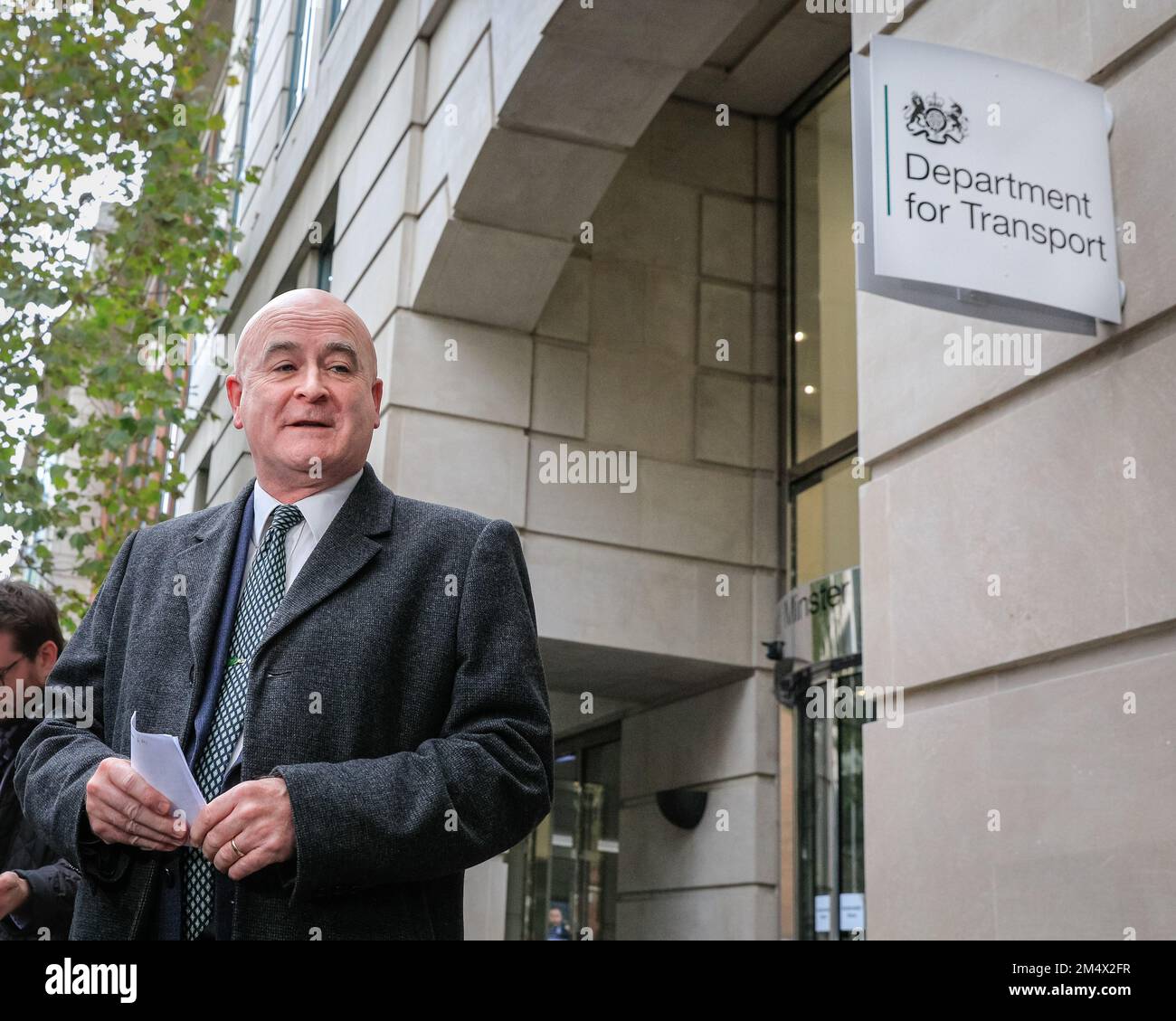 Mick Lynch, Segretario Generale dell'Unione Nazionale dei lavoratori ferroviari, marittimi e dei trasporti (RMT) , al di fuori del Dipartimento dei Trasporti di Londra Foto Stock