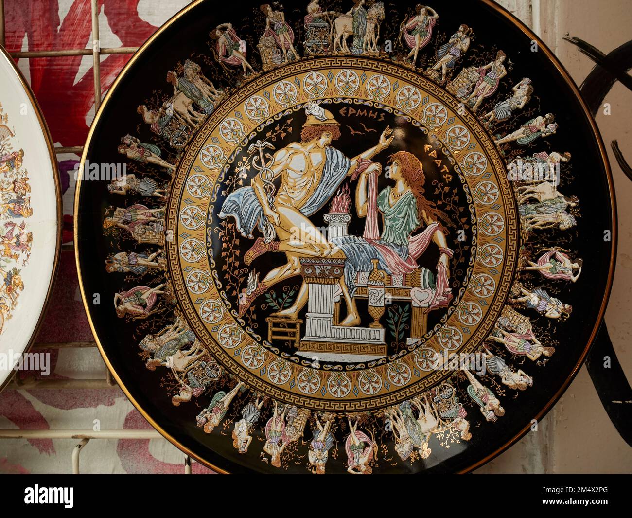 Souvenir greco, platea decorativa delle divinità greche hermes e erato Foto Stock
