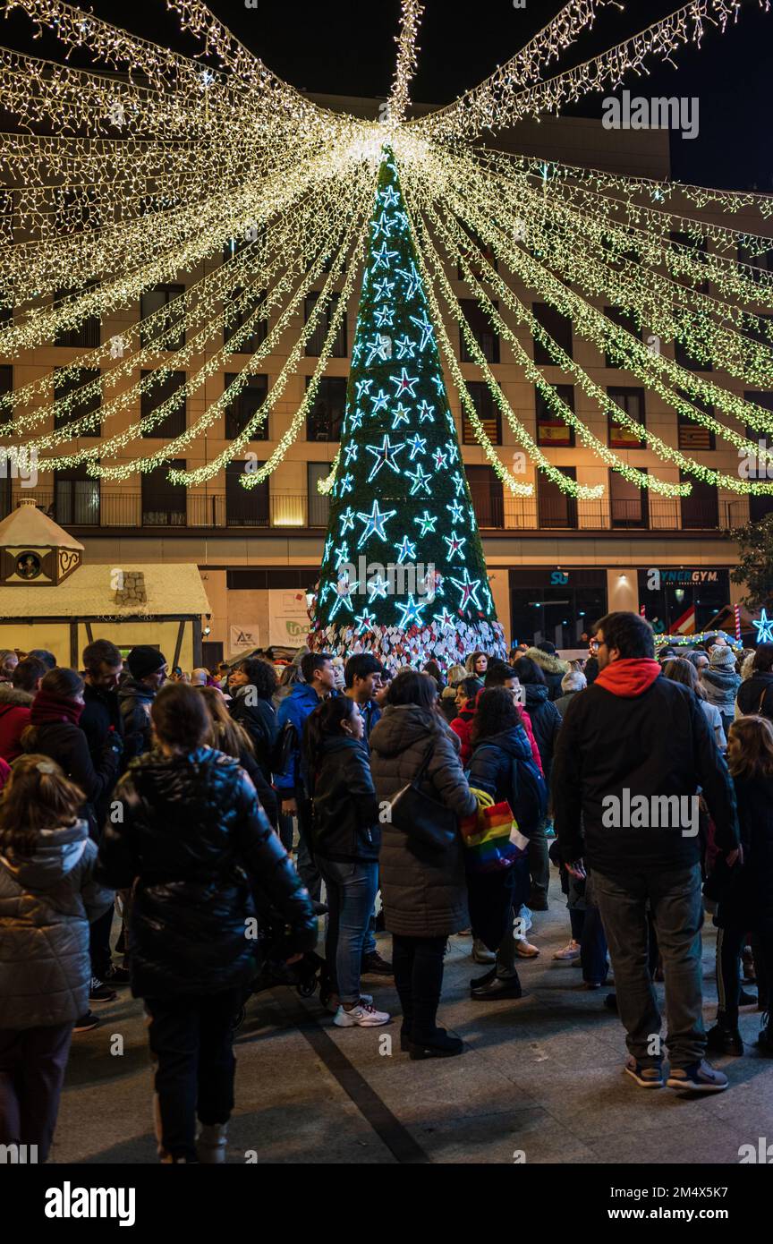 Albero dei desideri di natale illuminato in piazza El Pilar durante le vacanze di Natale a Saragozza, Spagna Foto Stock