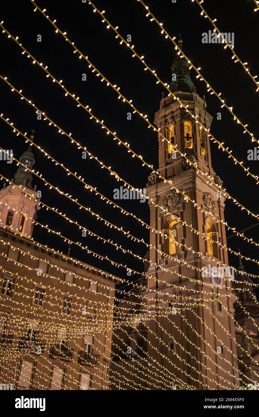Natale decorazione e celebrazioni in Piazza El Pilar a Saragozza, Spagna Foto Stock
