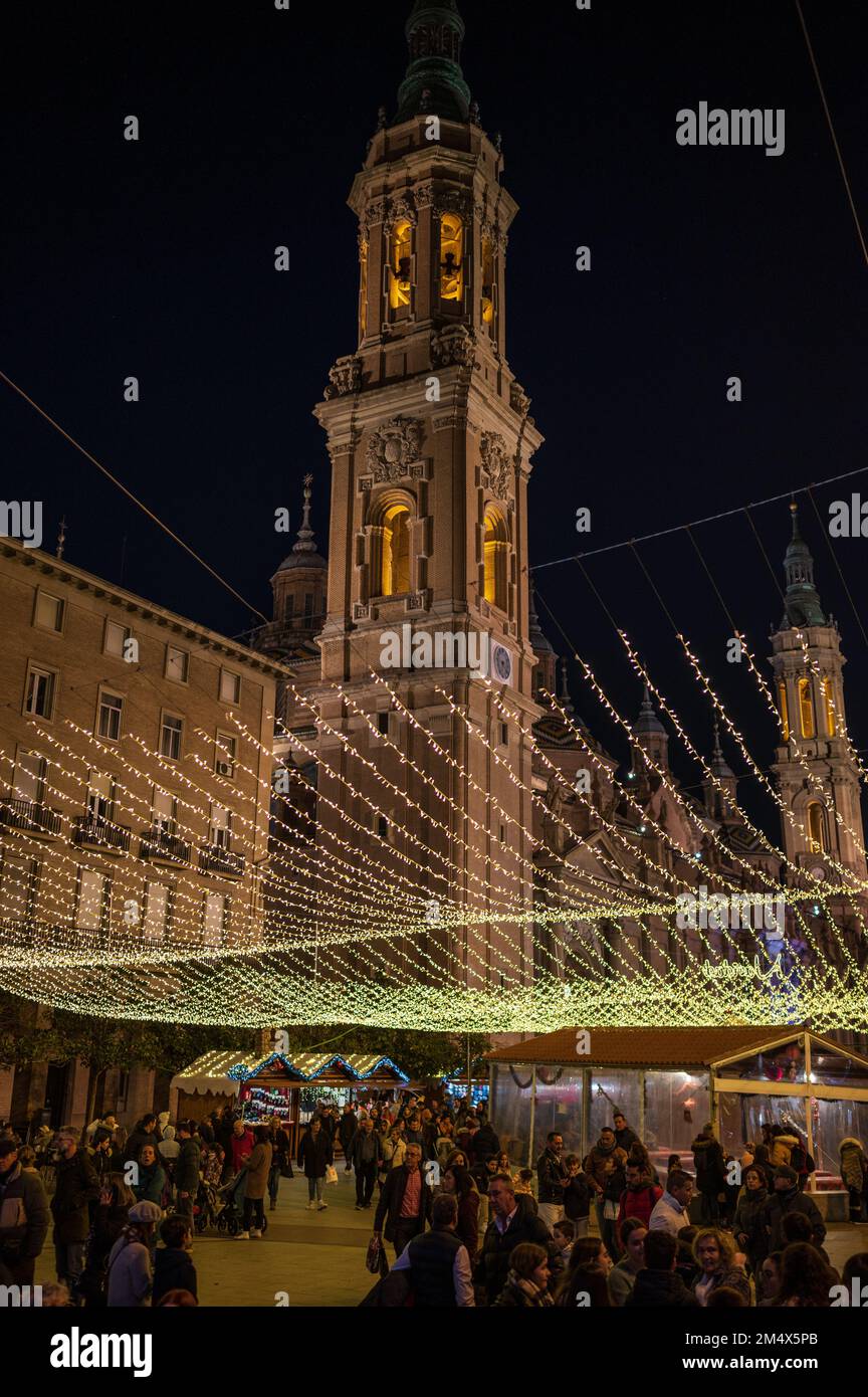 Natale decorazione e celebrazioni in Piazza El Pilar a Saragozza, Spagna Foto Stock