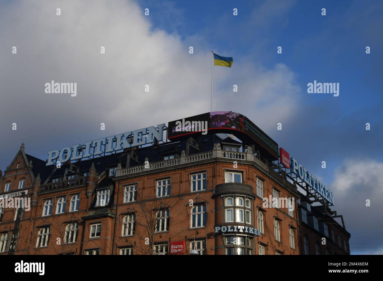 Copenaghen/Danimarca/23 Dicembre 2022/ la bandiera Ucraina sventola sul danuish che sventola la casa dei papà Politiken nella capitale danese. (Foto: Francis Joseph Dean/Dean Pictures) Foto Stock