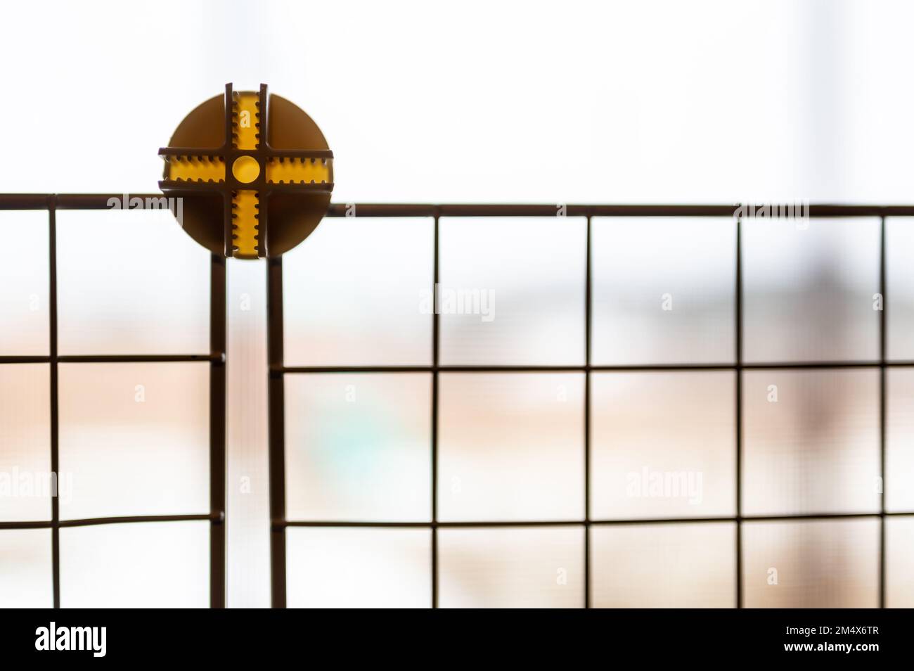 Focalizzazione selettiva su un blocco di collegamento su un sistema modulare di scaffalature con gabbia metallica Foto Stock