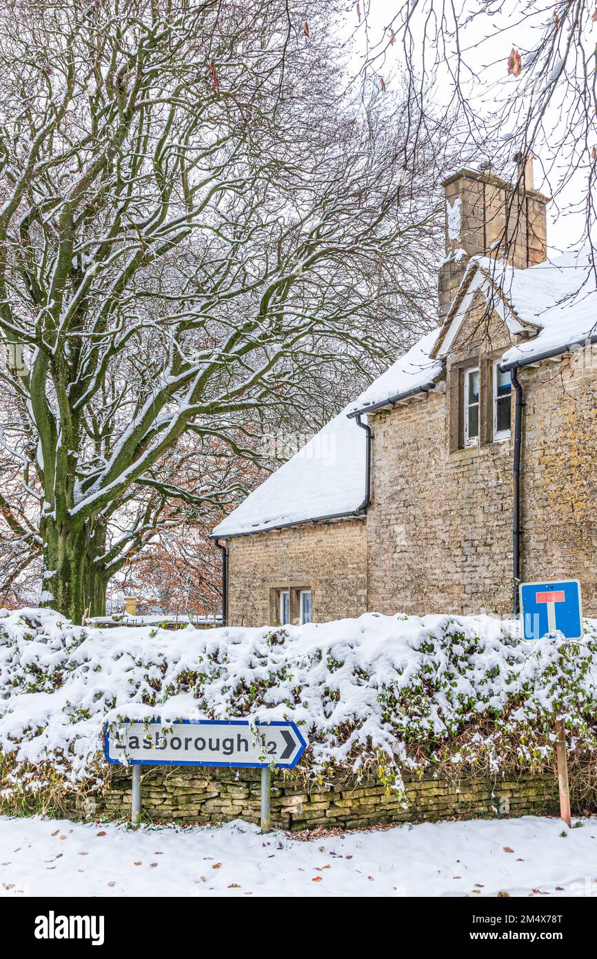 Neve d'inizio inverno su un cottage in pietra vicino al villaggio Cotswold di Lasborough, Gloucestershire, Inghilterra UK Foto Stock