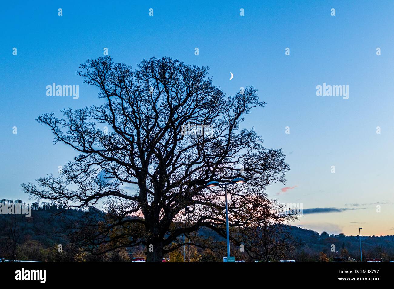 La luna al crepuscolo su Gloucester Services a nord sulla M5, Gloucestershire UK Foto Stock