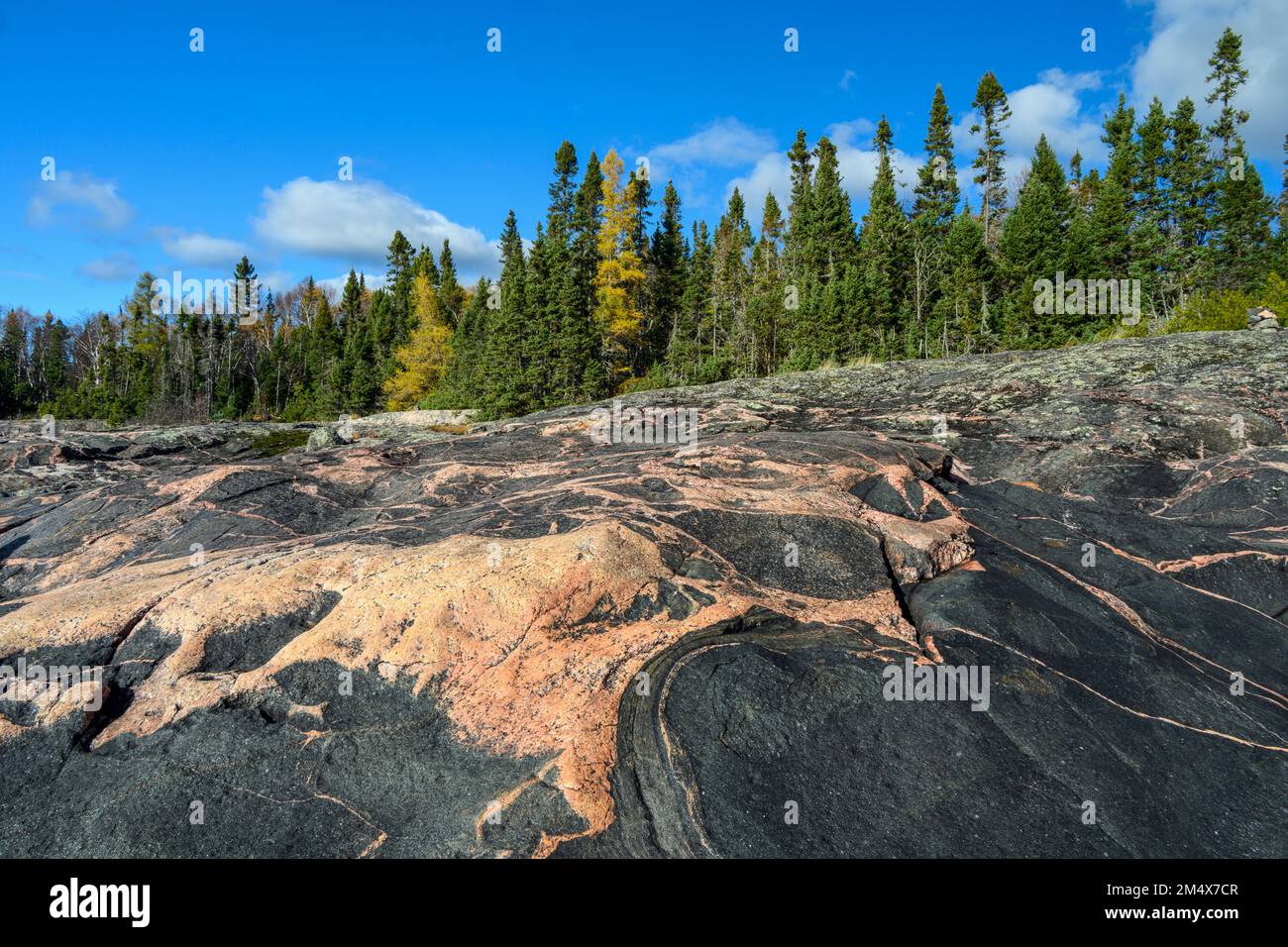 Rocce costiere del lago superiore con intrusioni di dighe Igneous, Lake Superior Provincial Park, Coldwater River Bay, Ontario, Canada Foto Stock