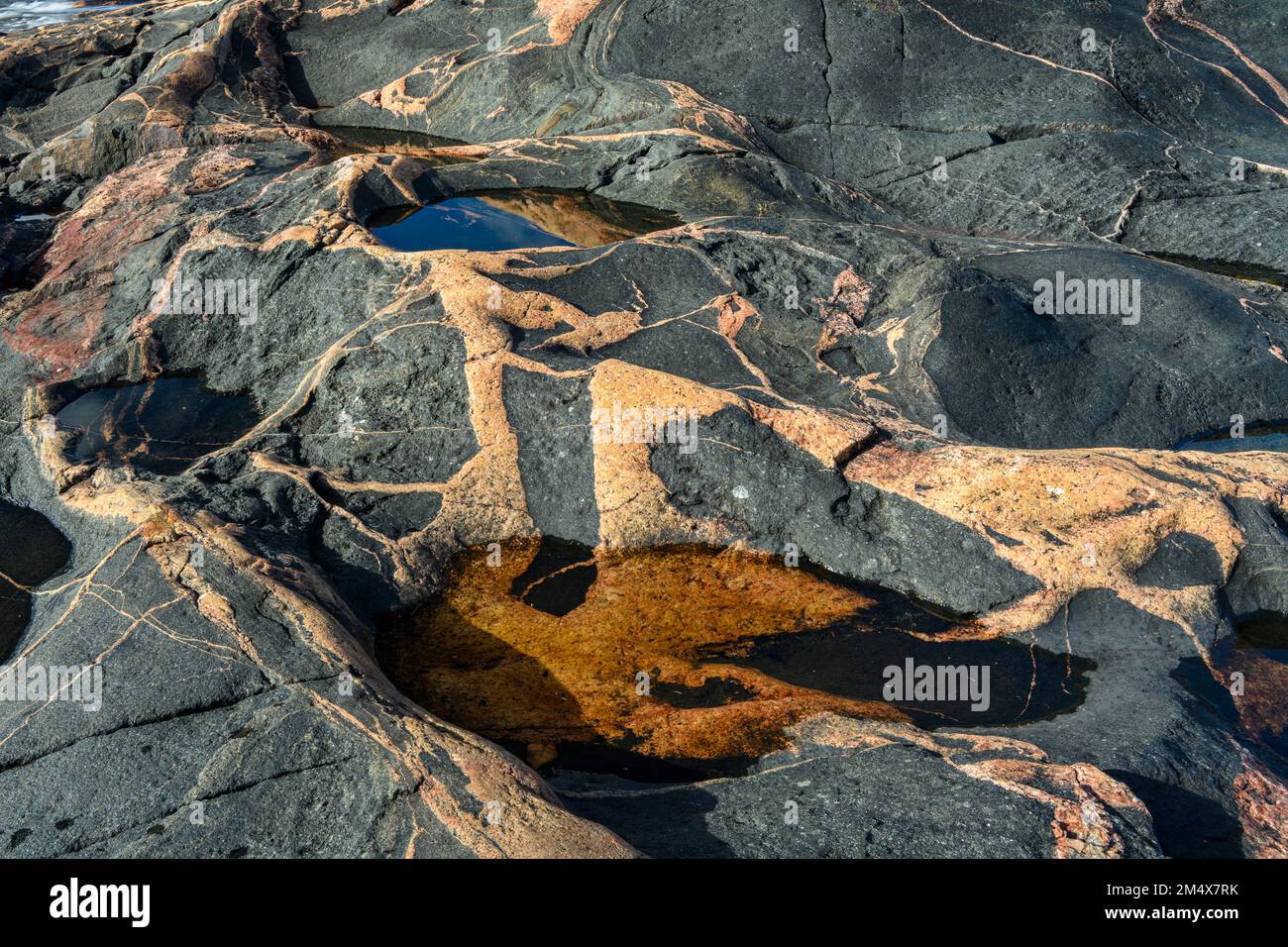 Rocce costiere del lago superiore con intrusioni di dighe Igneous, Lake Superior Provincial Park, Coldwater River Bay, Ontario, Canada Foto Stock