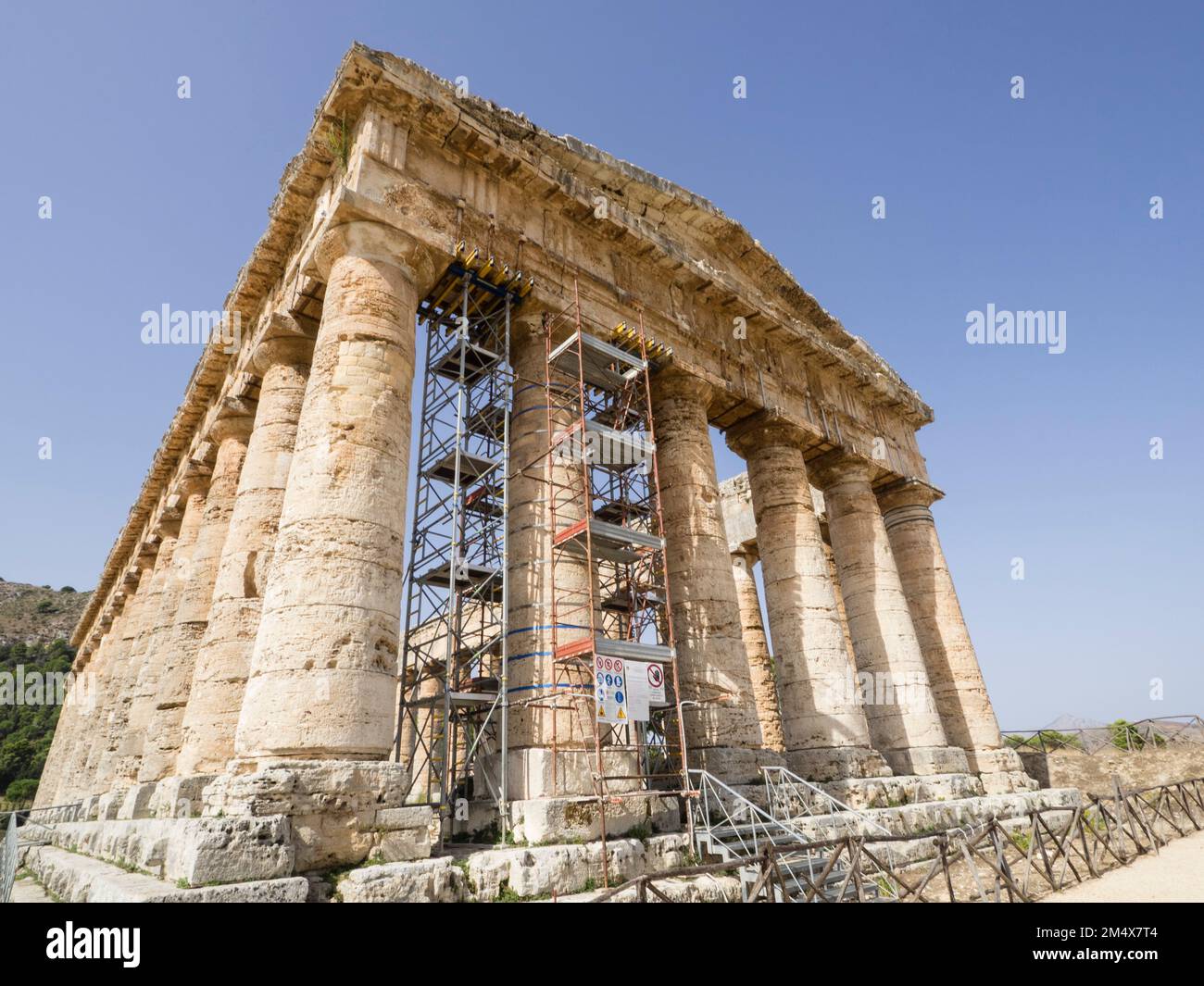 Lavori di restauro al Tempio, Segesta, Sicilia, Italia, Europa Foto Stock