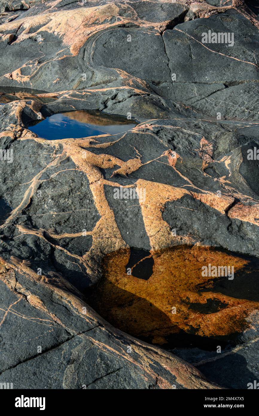 Rocce costiere del lago superiore con intrusioni di dighe Igneous, Lake Superior Provincial Park, Coldwater River Bay, Ontario, Canada Foto Stock