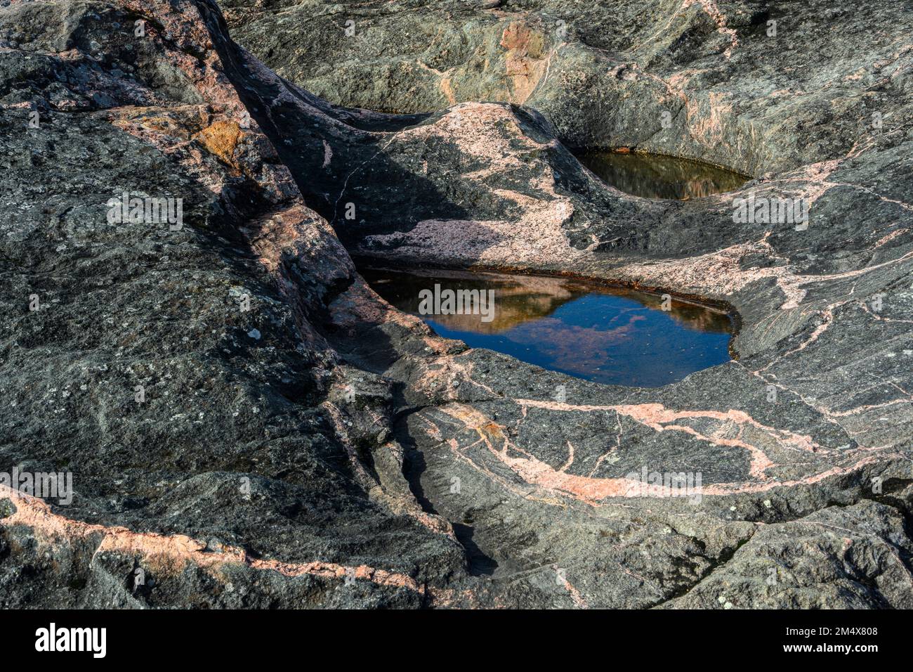 Rocce costiere del lago superiore con intrusioni di dighe Igneous, Lake Superior Provincial Park, Coldwater River Bay, Ontario, Canada Foto Stock