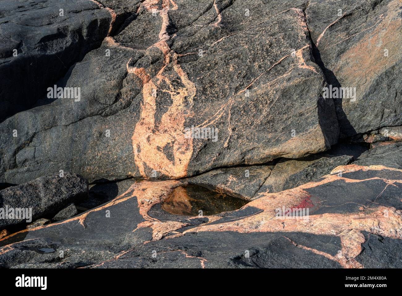 Rocce costiere del lago superiore con intrusioni di dighe Igneous, Lake Superior Provincial Park, Coldwater River Bay, Ontario, Canada Foto Stock
