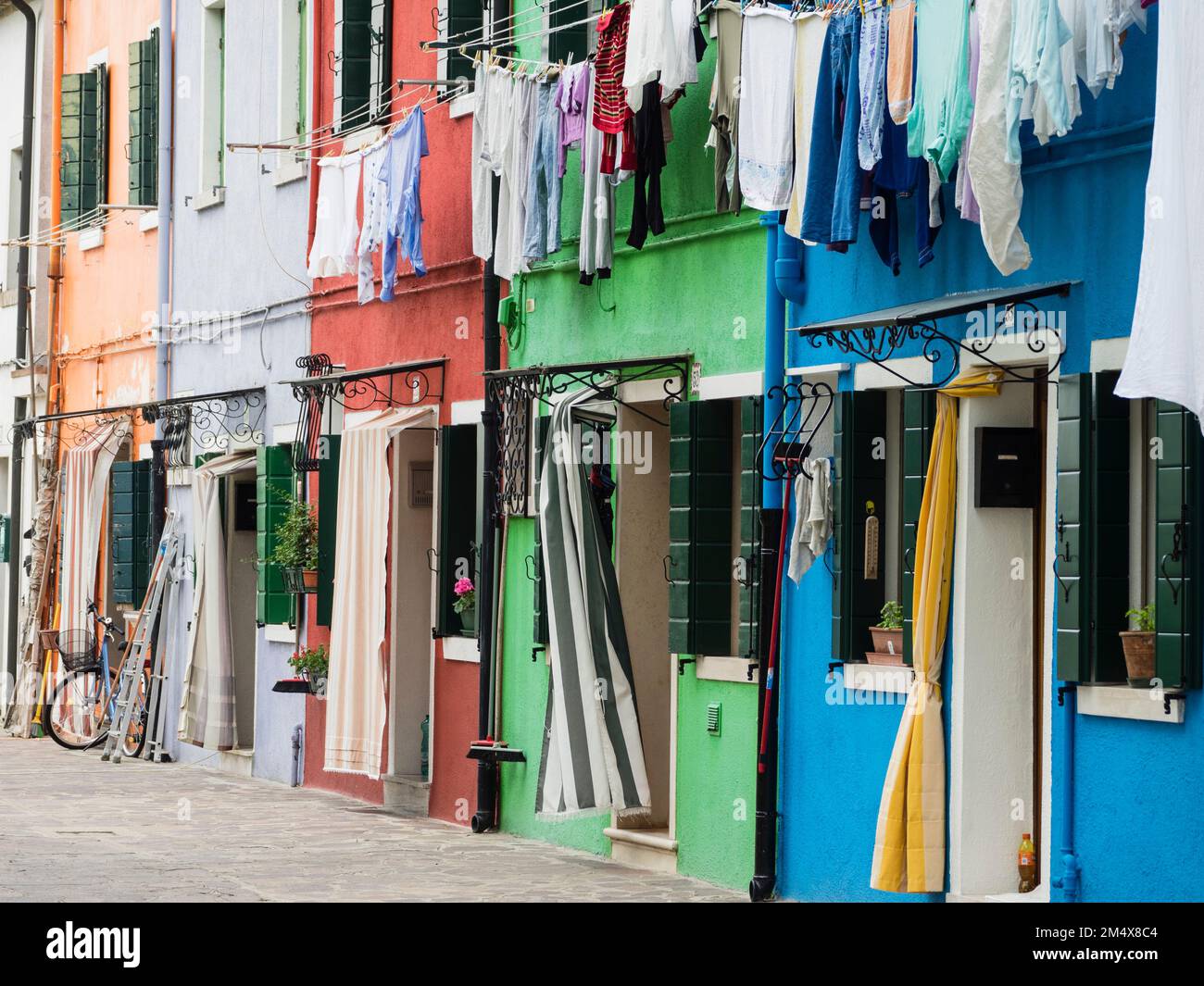 Una strada tipica di Burano, Venezia, Italia Foto Stock