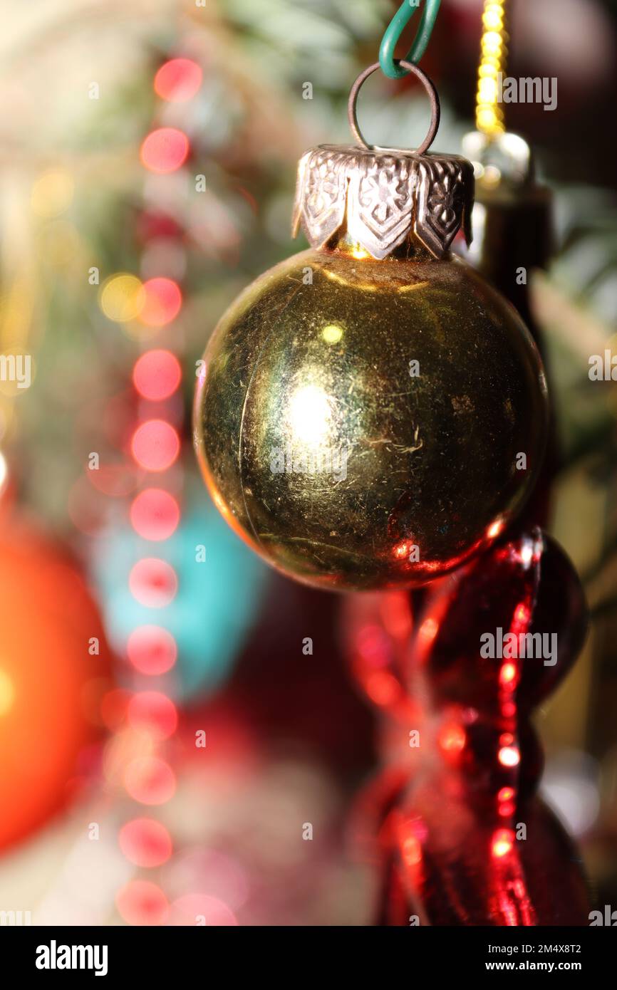 Palla di Natale fatta di diversi elementi in plastica e gommoso, specifico per la stagione in cui ci troviamo Foto Stock