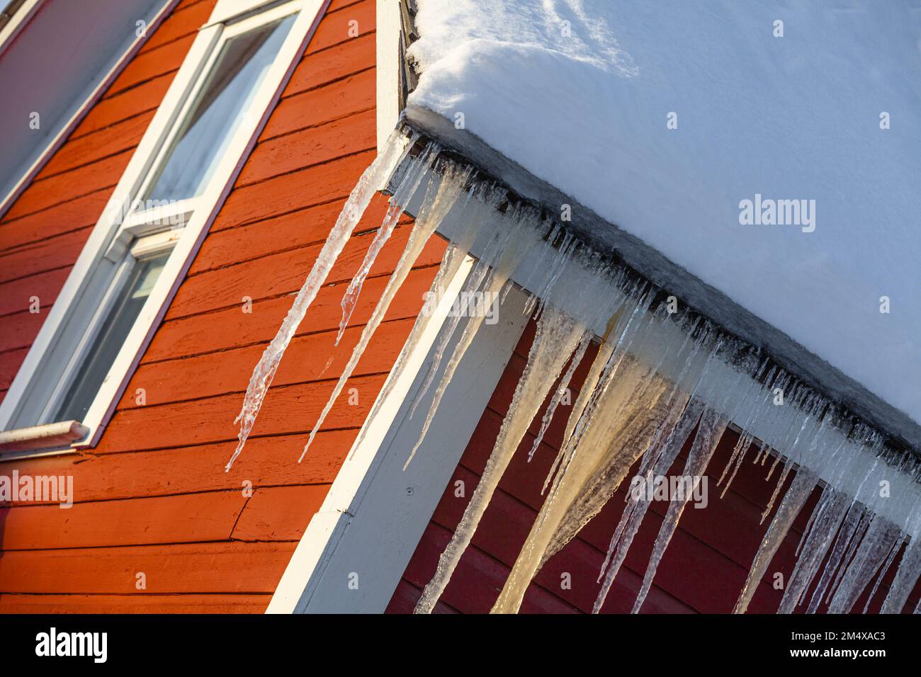 Immagine astratta di una casa rossa con ciclicini a Steveston British Columbia Canada Foto Stock